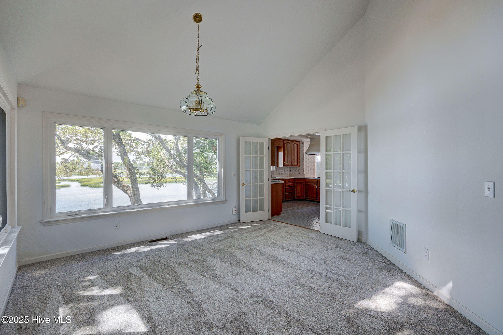 100523960 | Photo 13