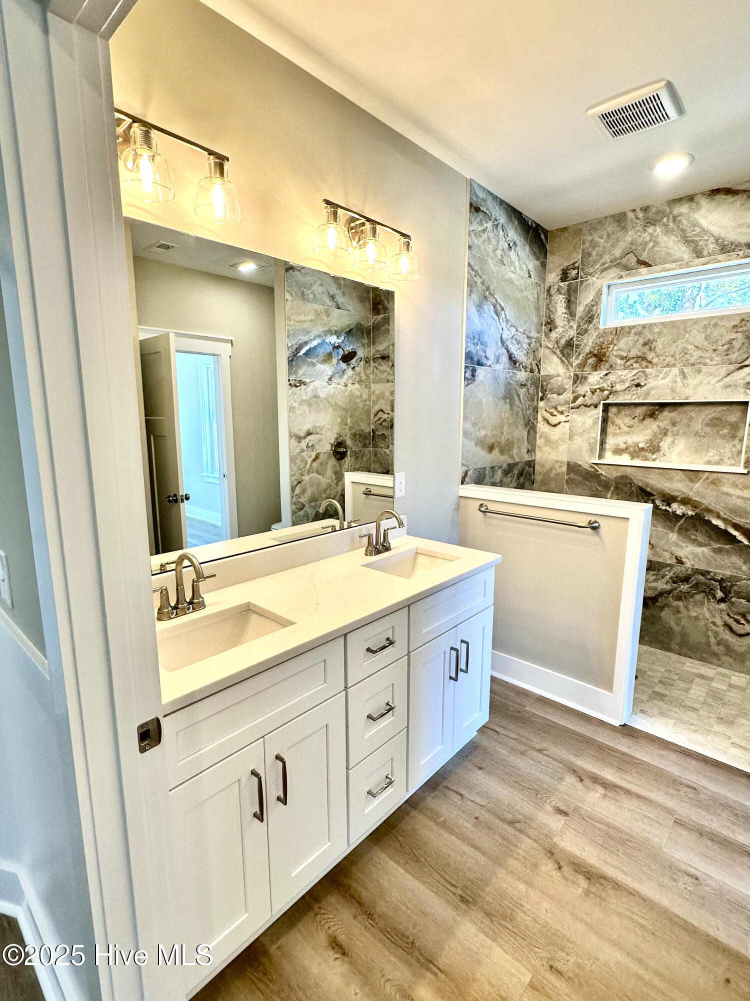 100537365 | Photo 30