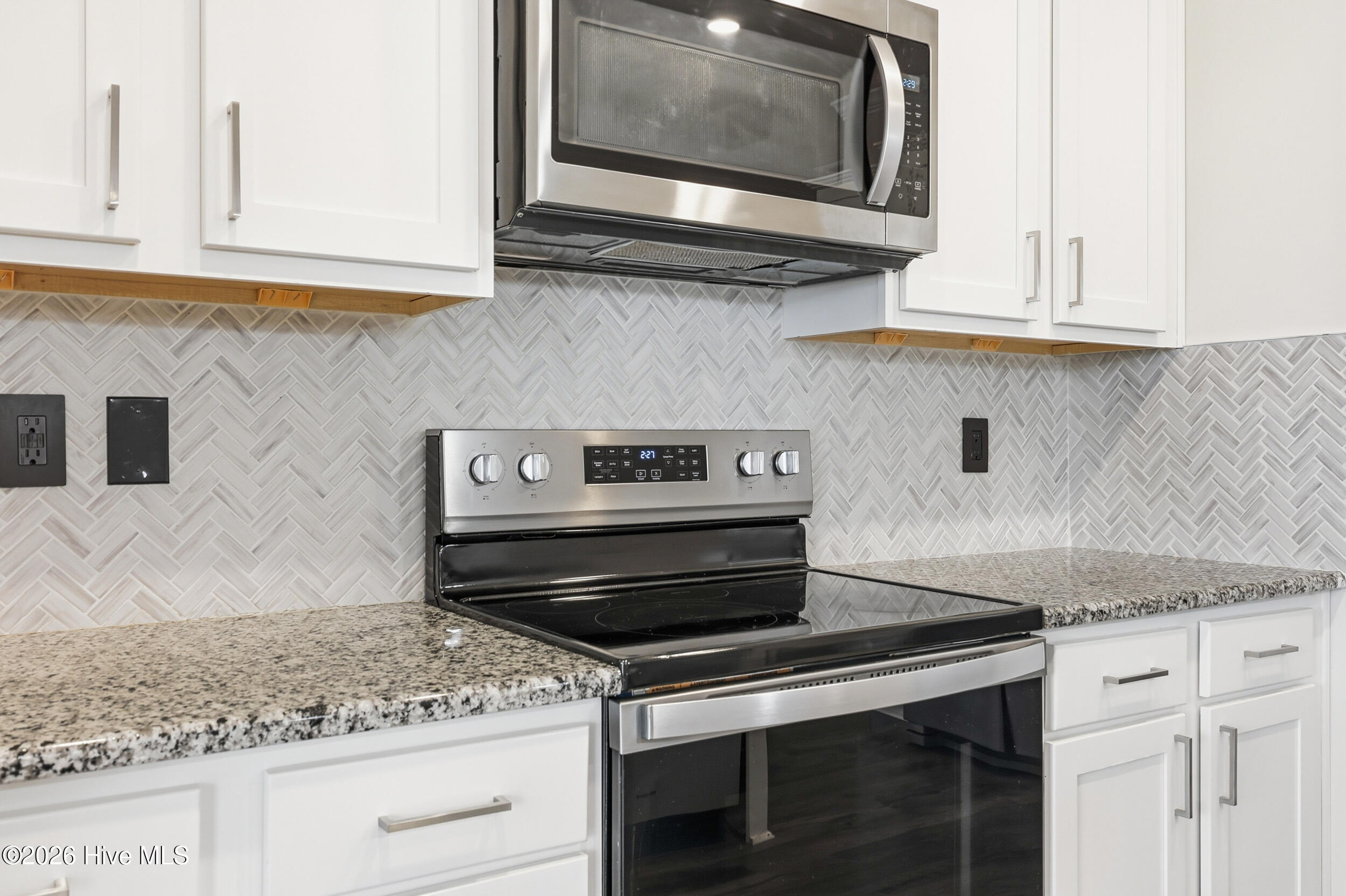 100558001 | Photo 18