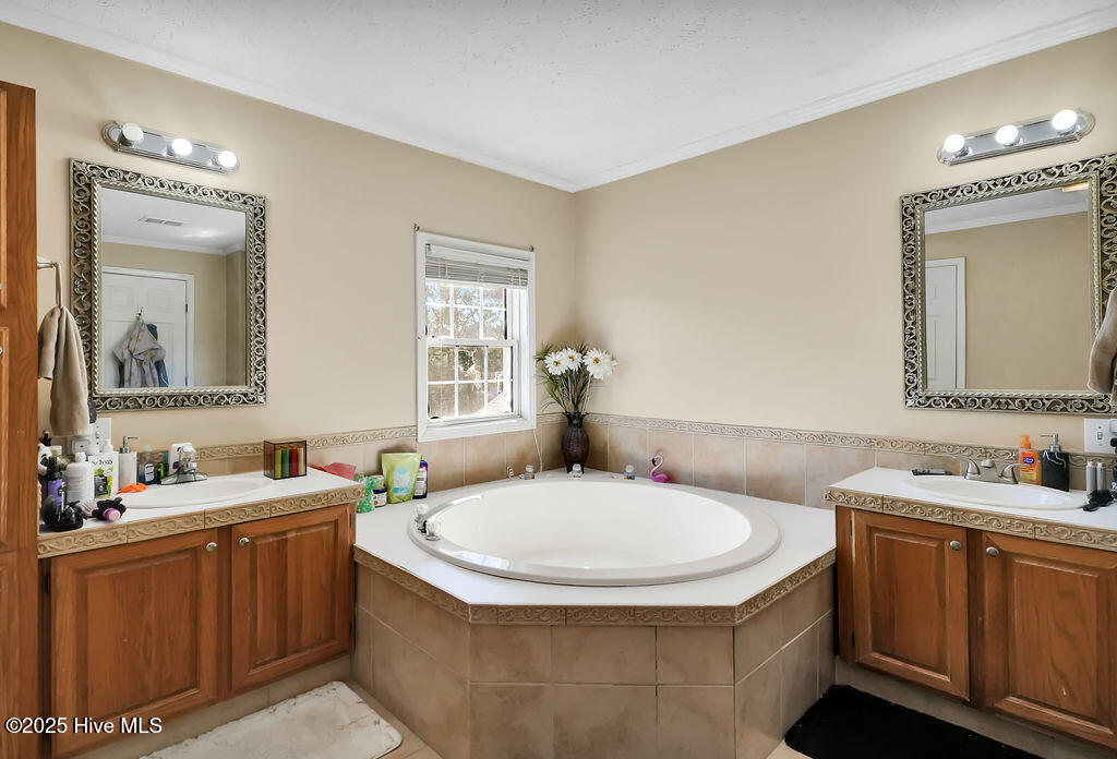 100537845 | Photo 40