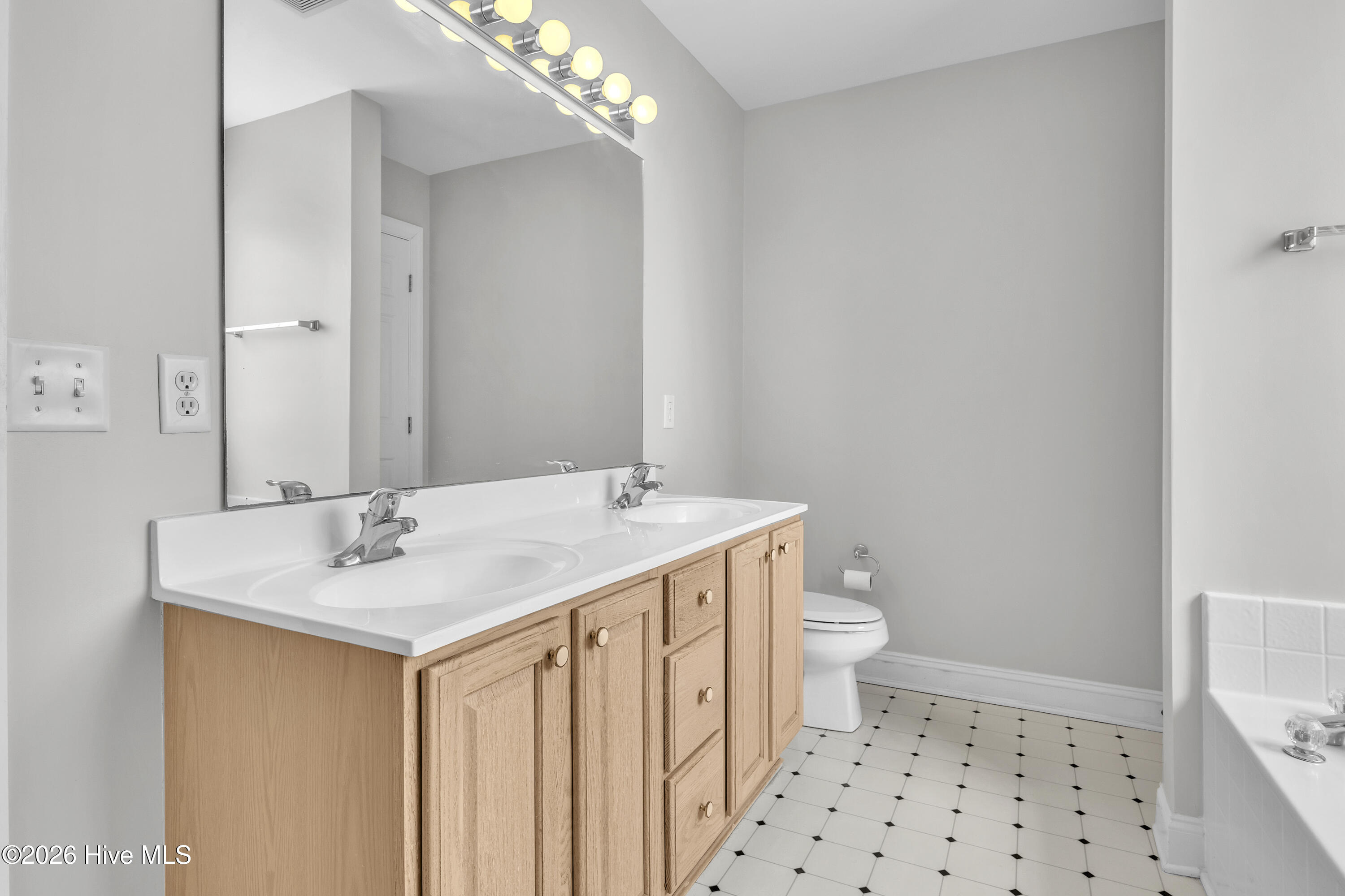 100567649 | Photo 26