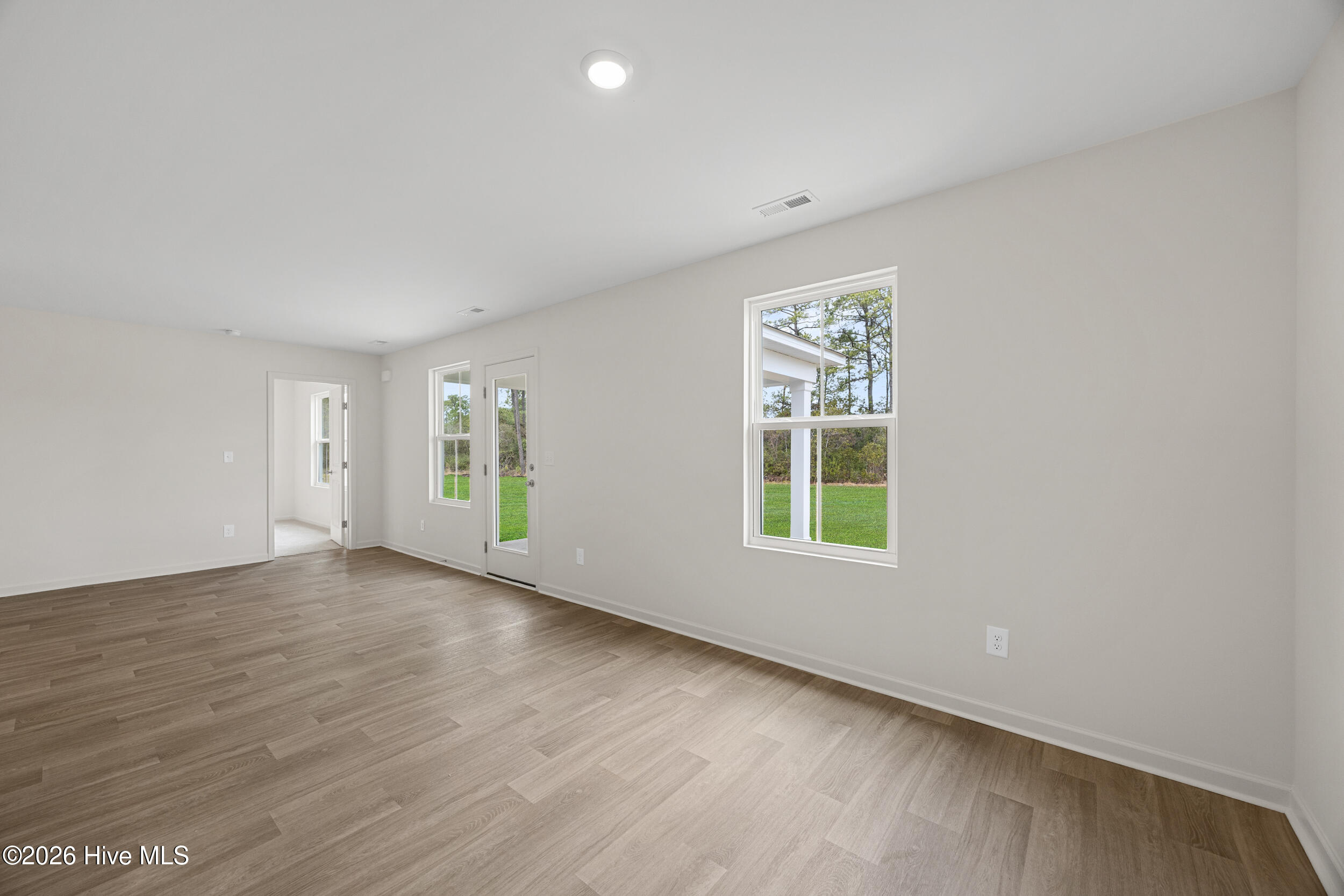 100541155 | Photo 18