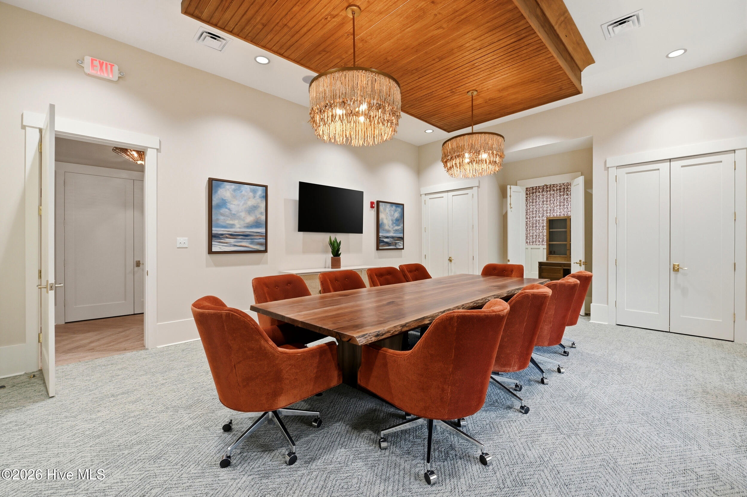 100567855 | Photo 79