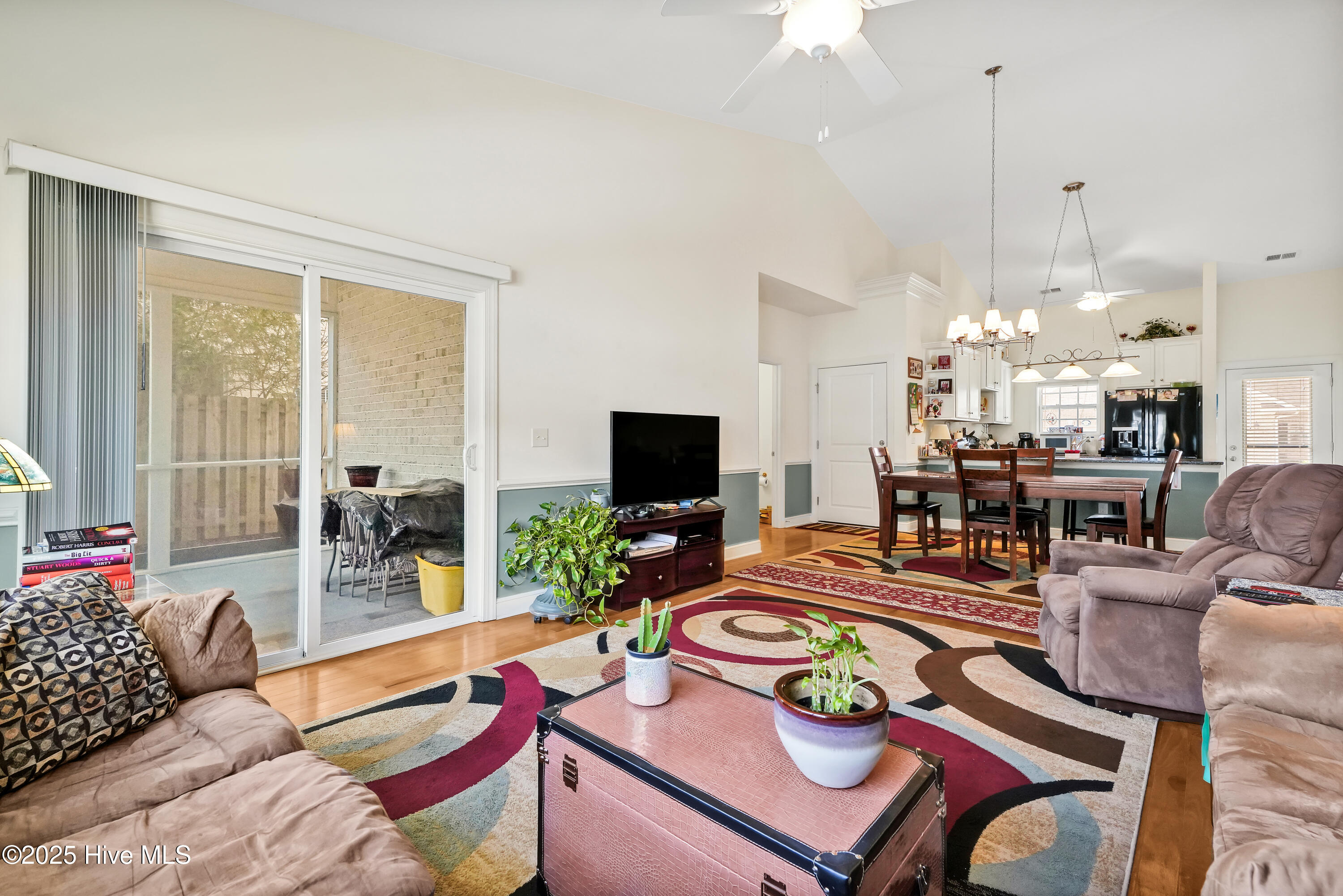 100564897 | Photo 16