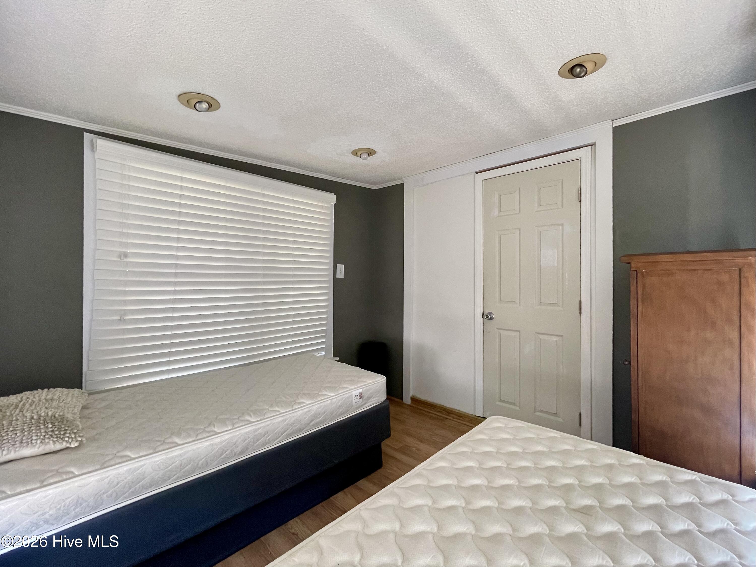 100569888 | Photo 33