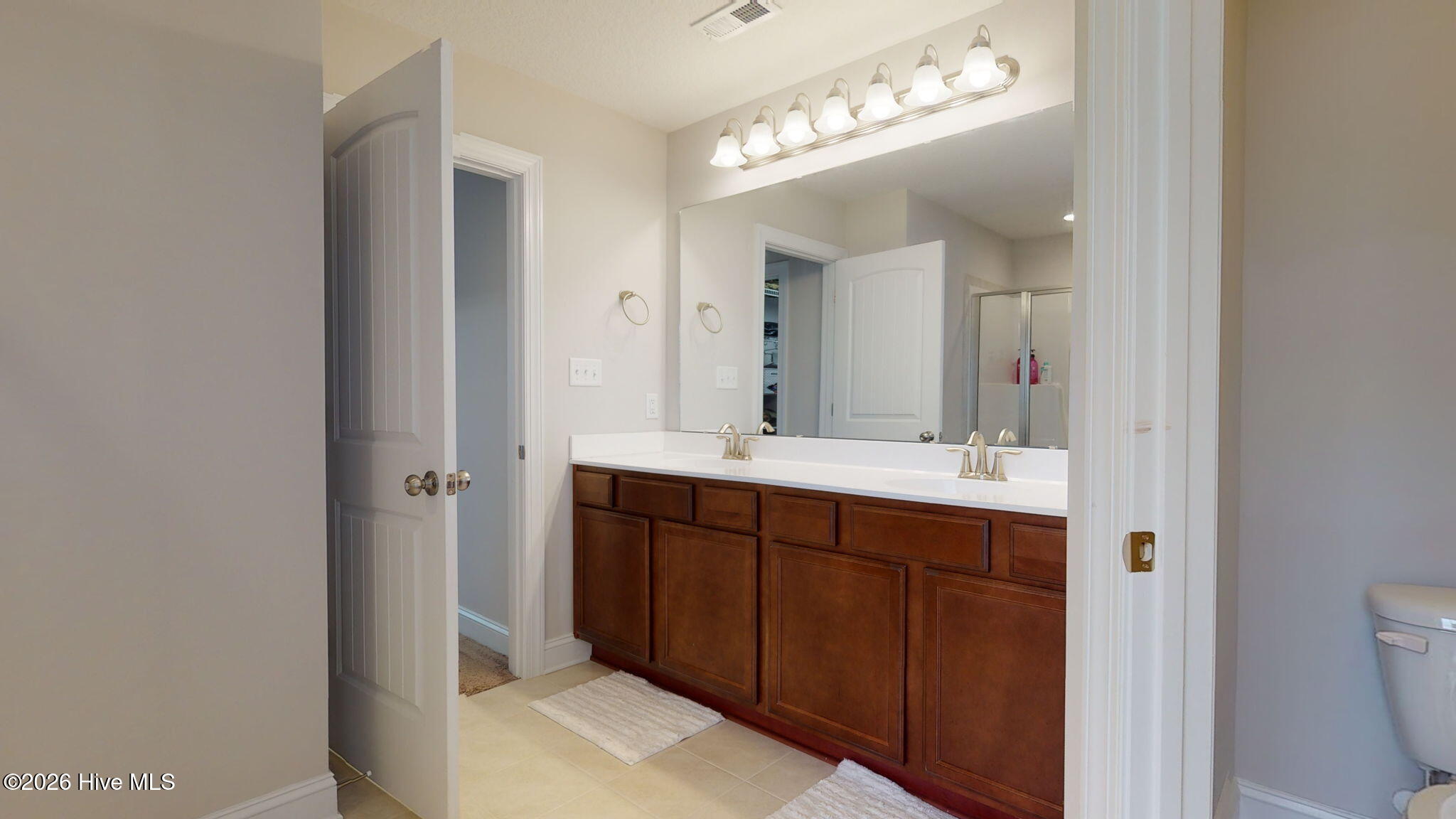 100558760 | Photo 24