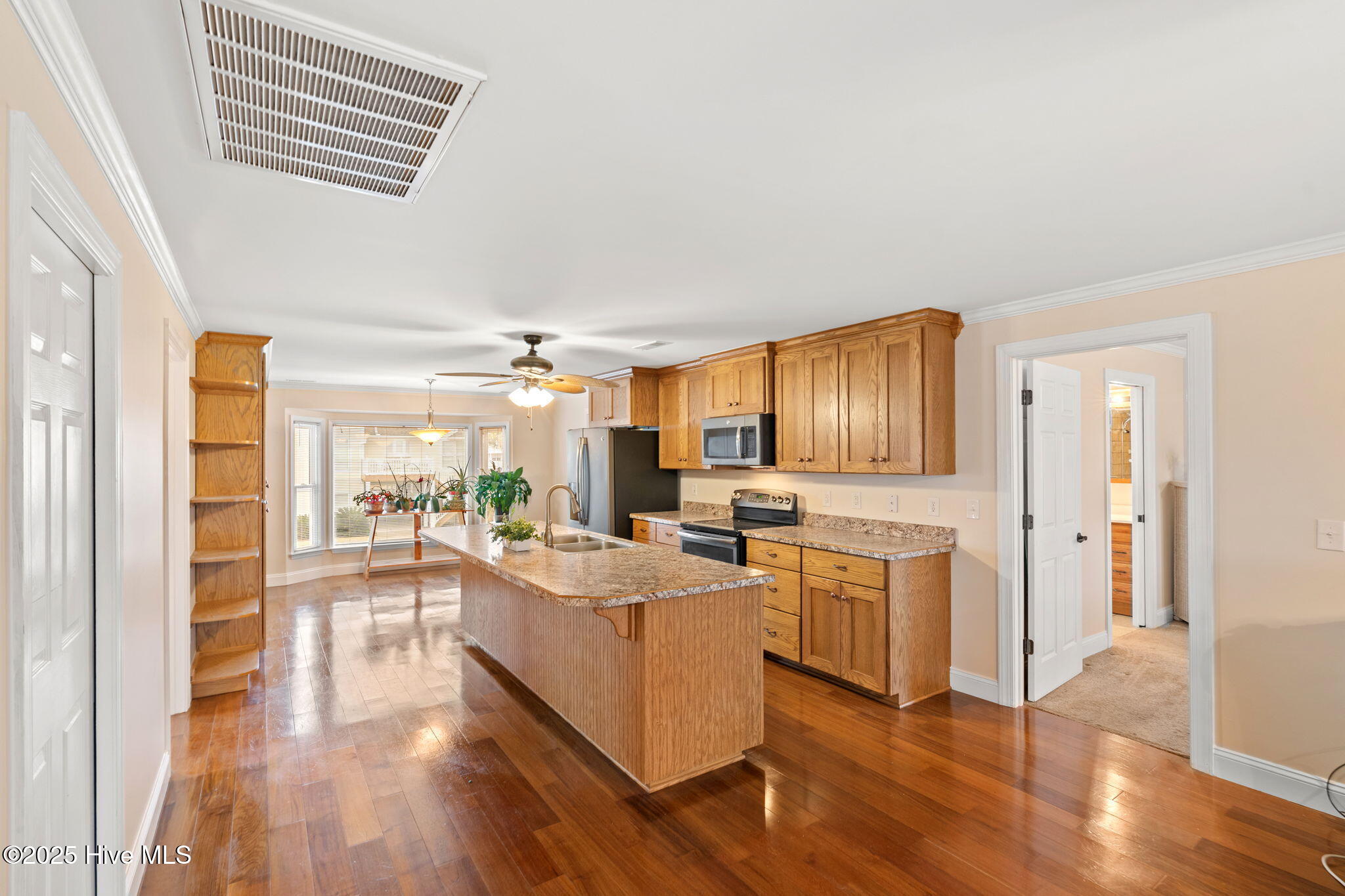 100542792 | Photo 10