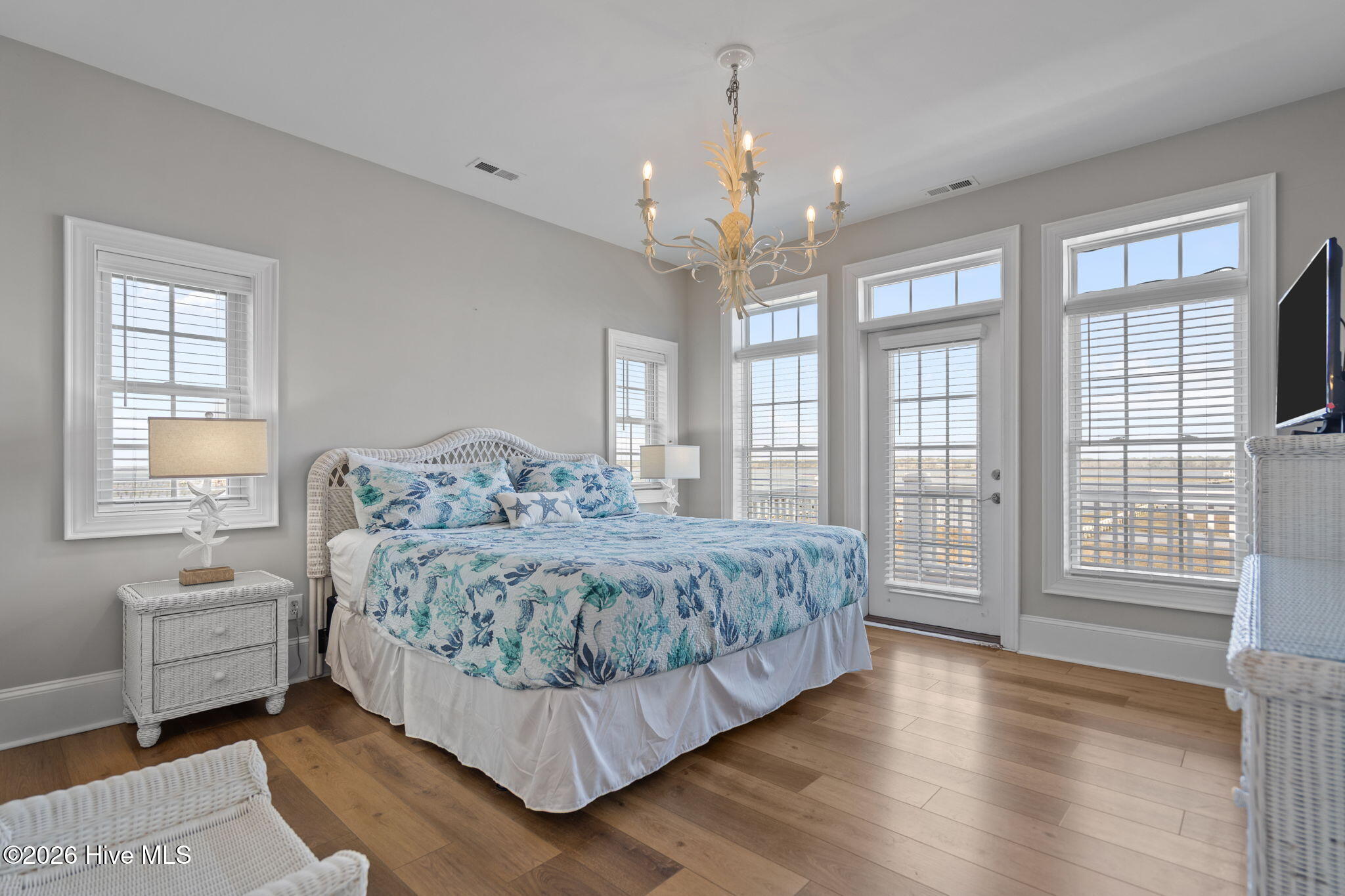 100564459 | Photo 48