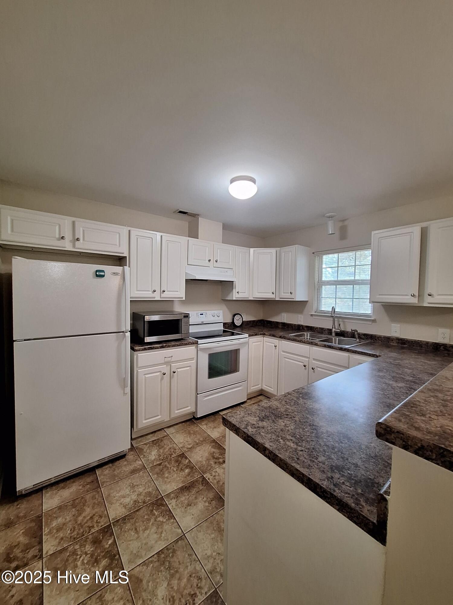 King Richard Court 2412 E (4)