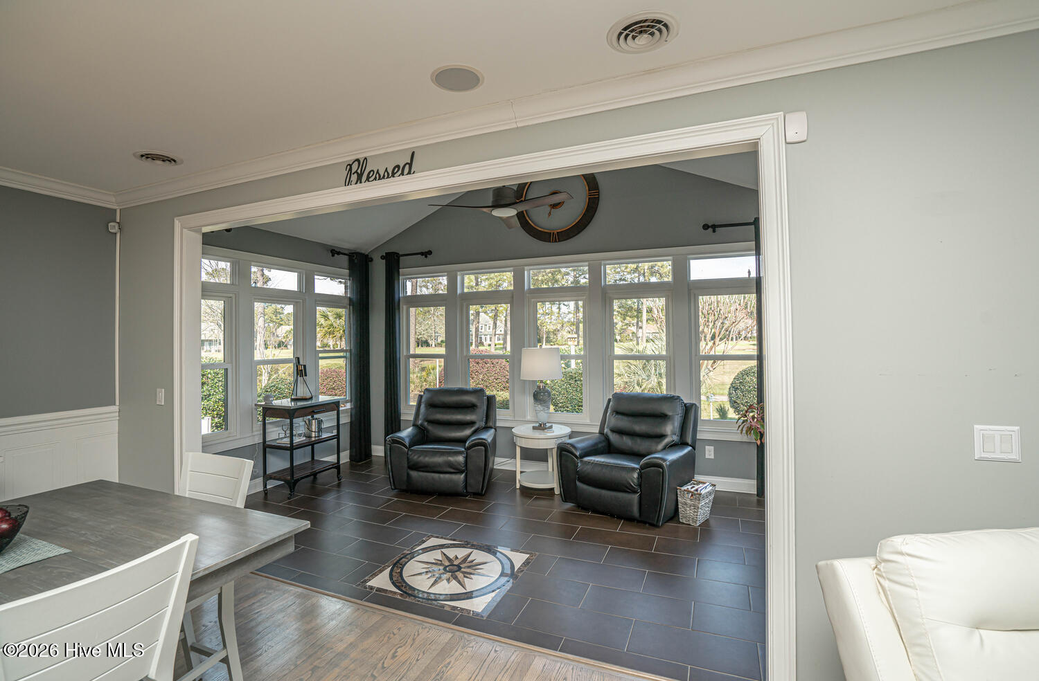 100561911 | Photo 26