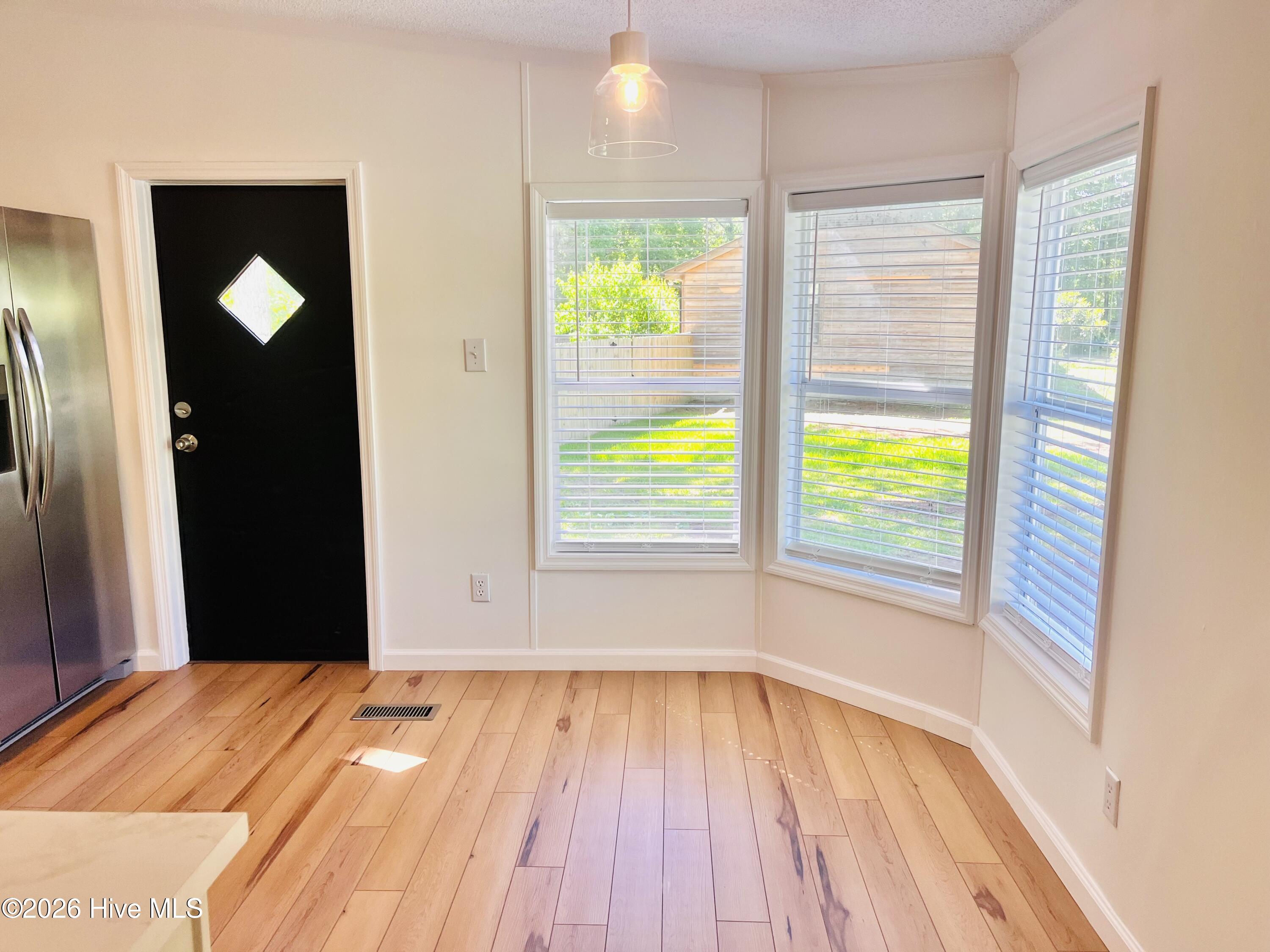 100570125 | Photo 10