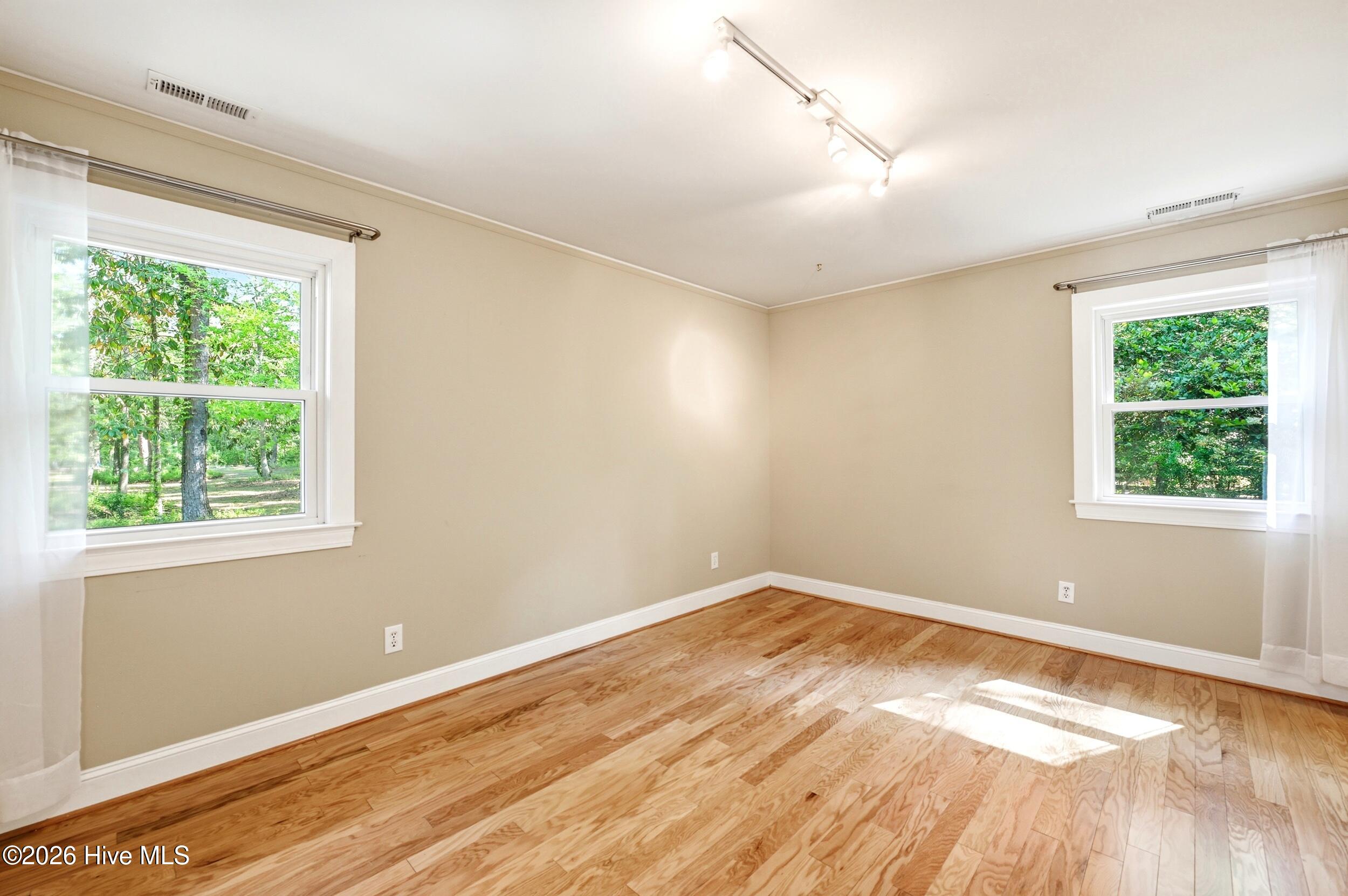 100570431 | Photo 31