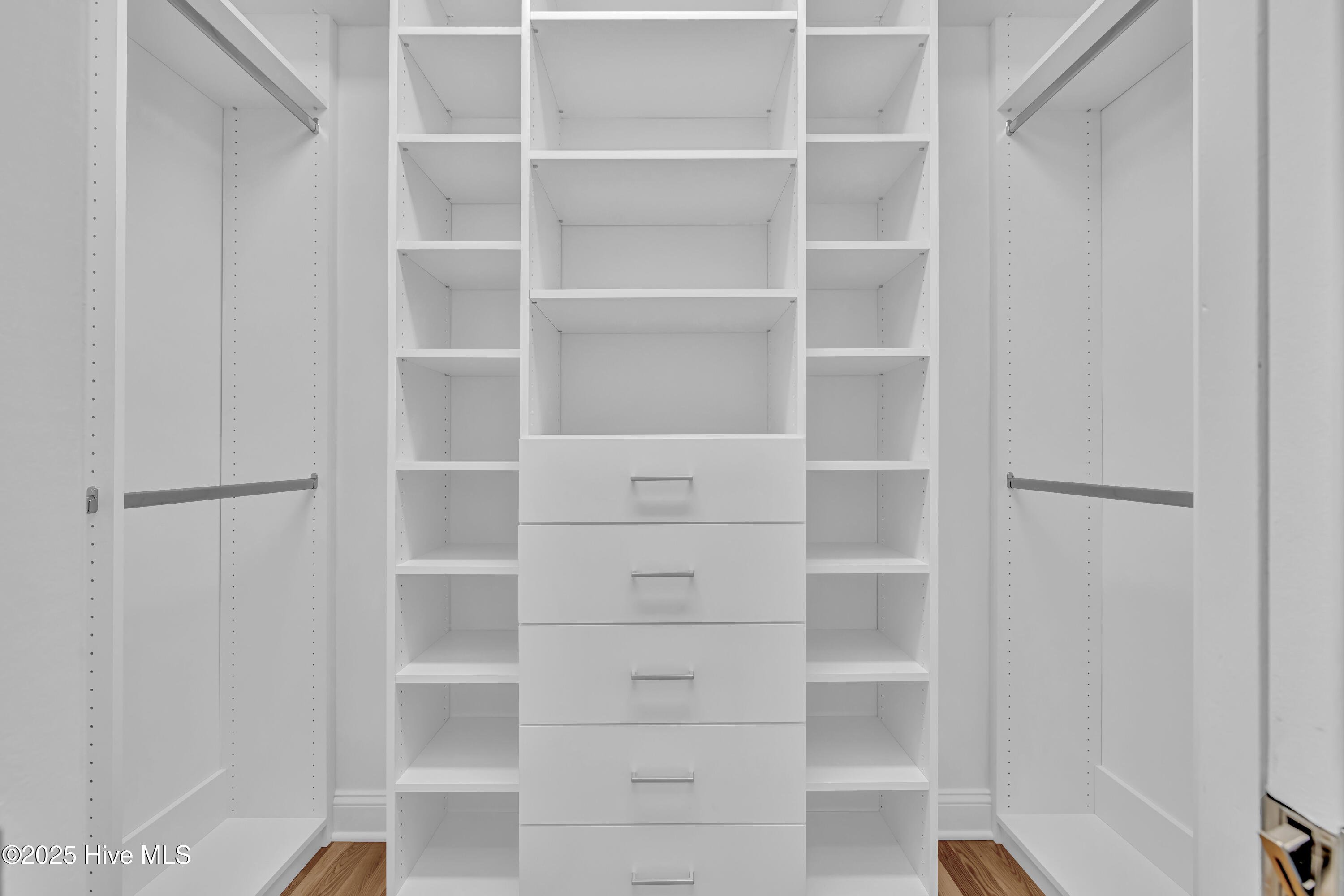 100565717 | Photo 31