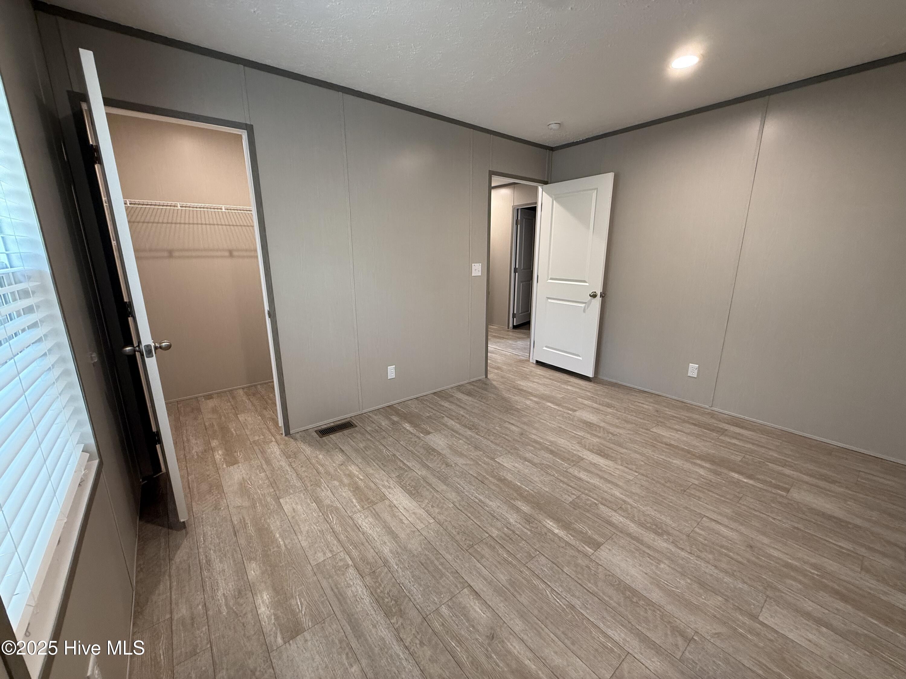 100518678 | Photo 23