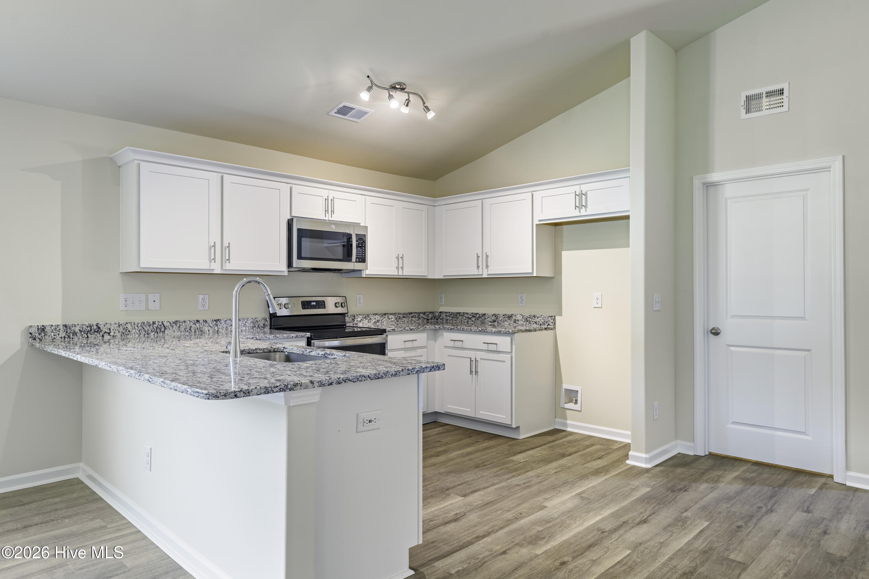 100550790 | Photo 12