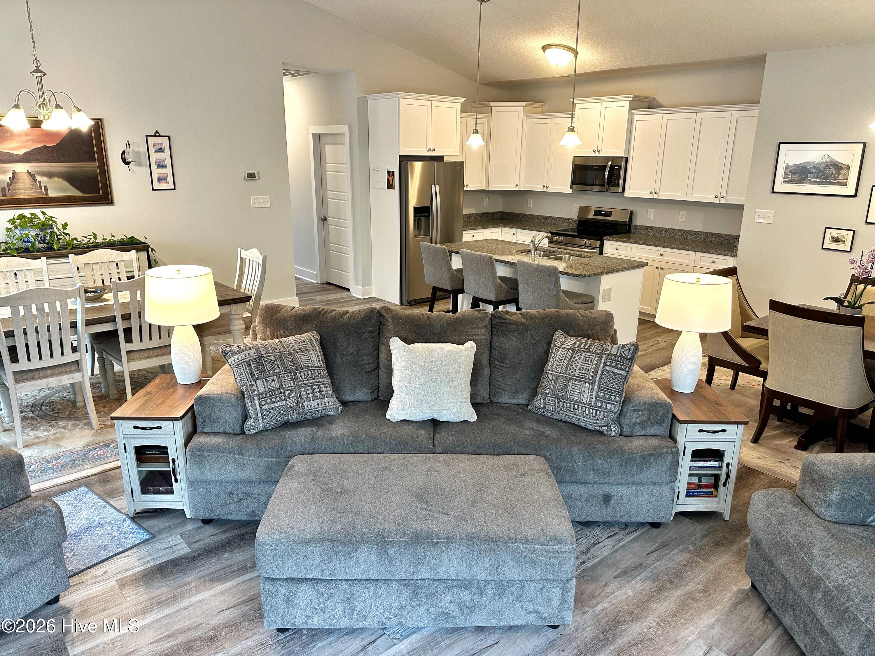 100555185 | Photo 11