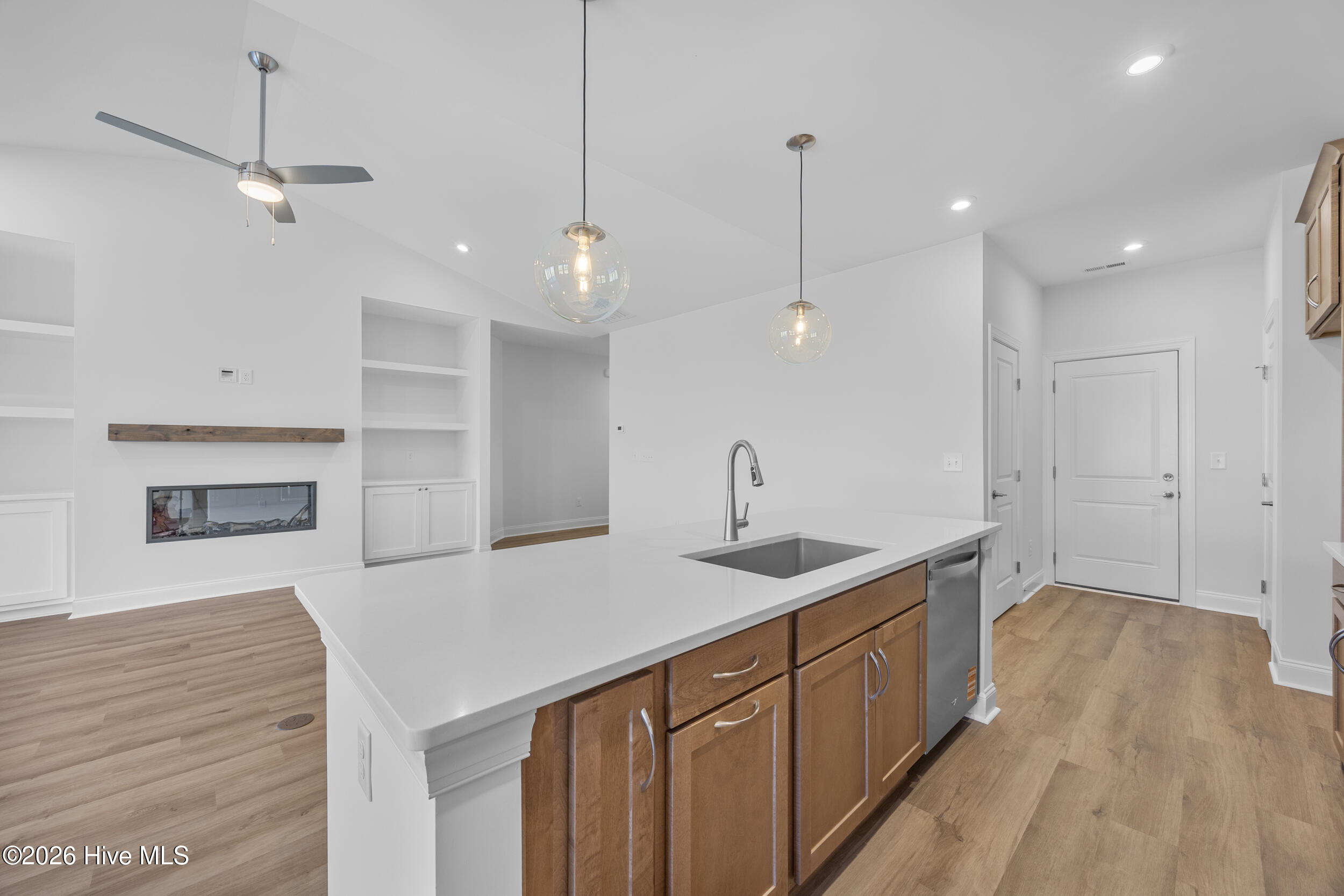 100527053 | Photo 27