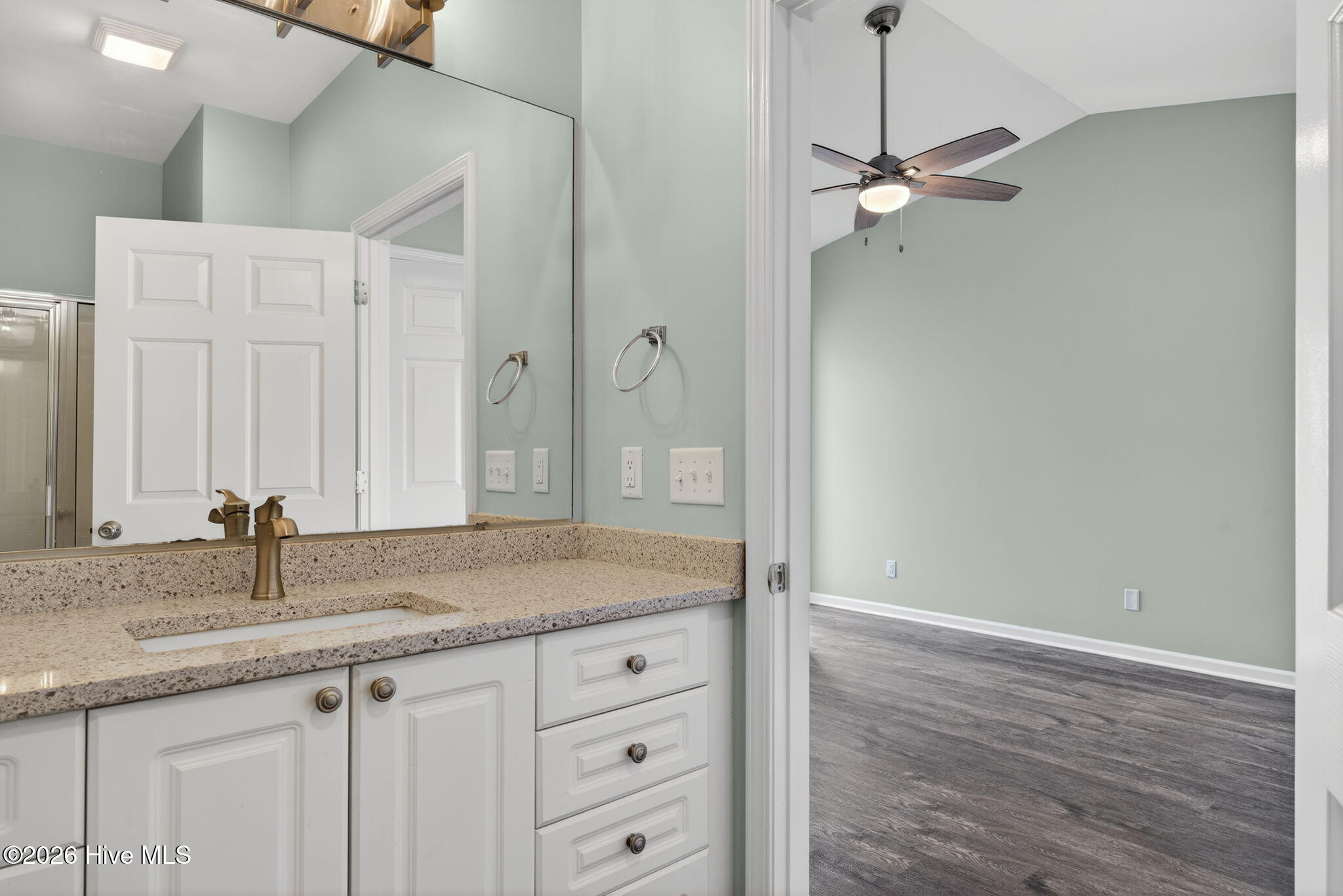 100564275 | Photo 17