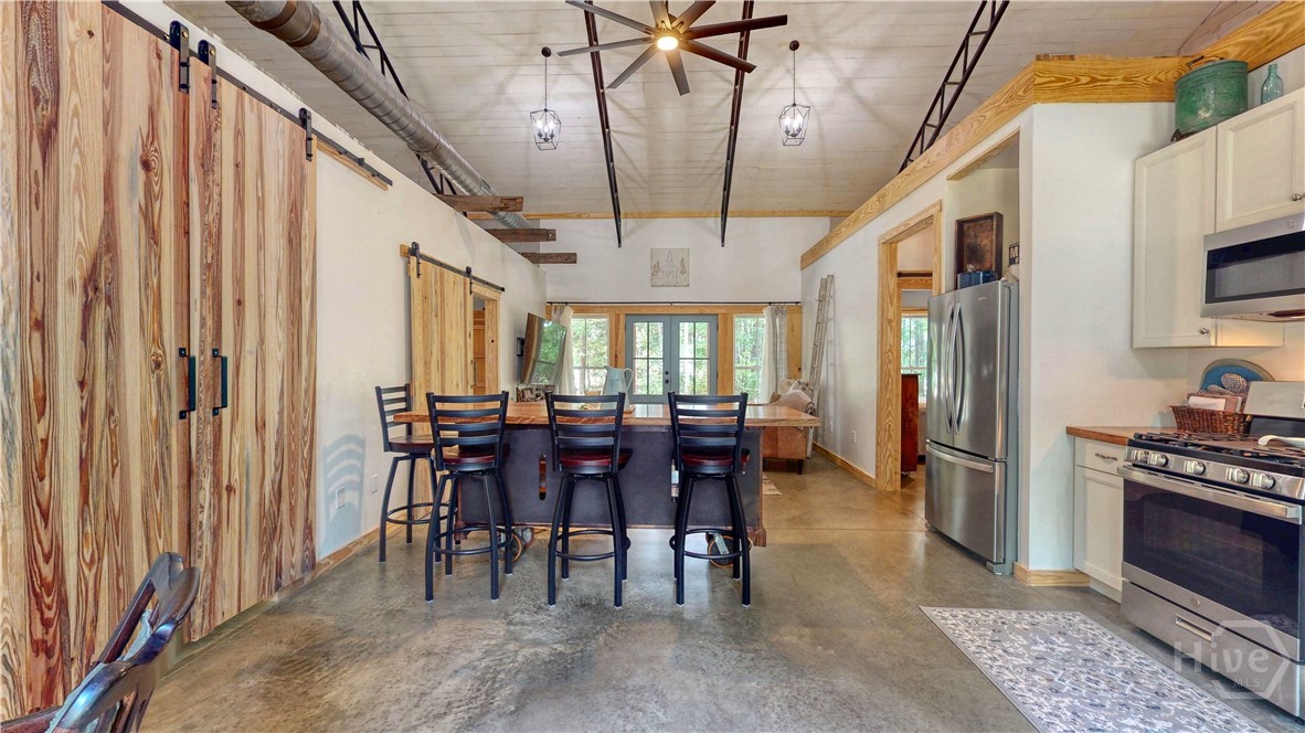 Plenty of woodwork, and overhead storage. - You ca