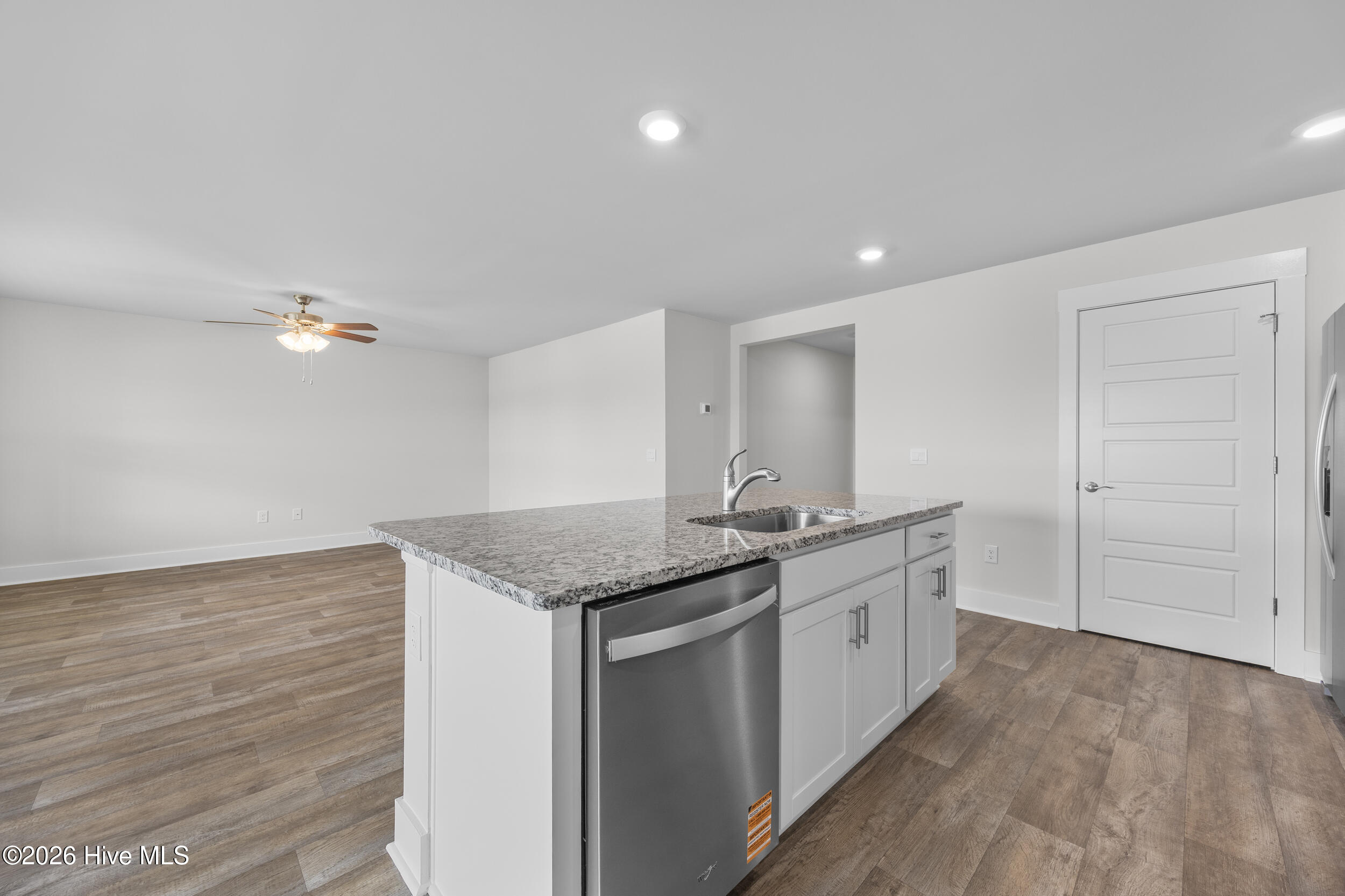 100563426 | Photo 19