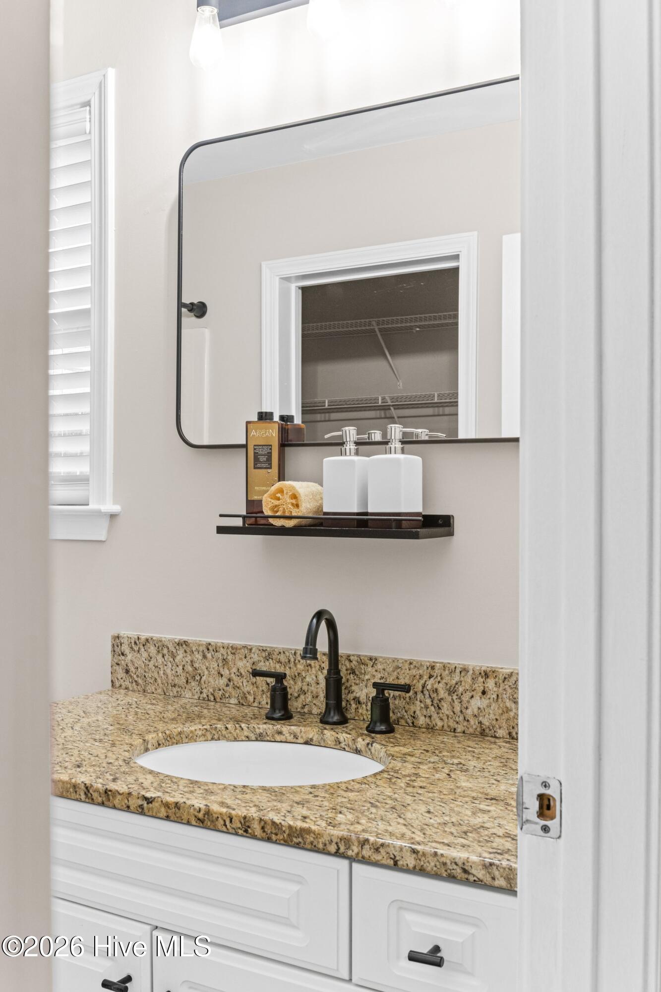 100557697 | Photo 11