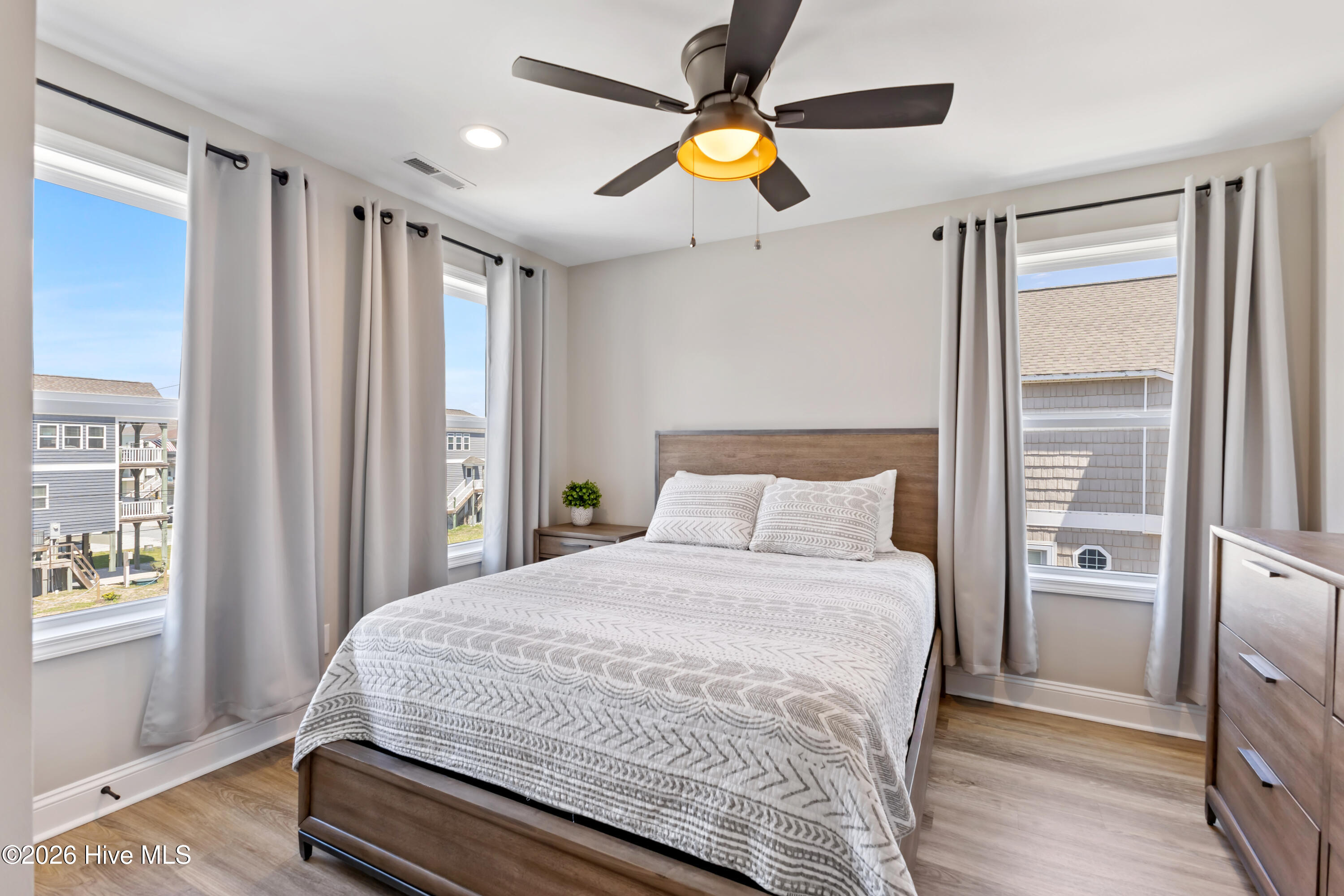 100564828 | Photo 28