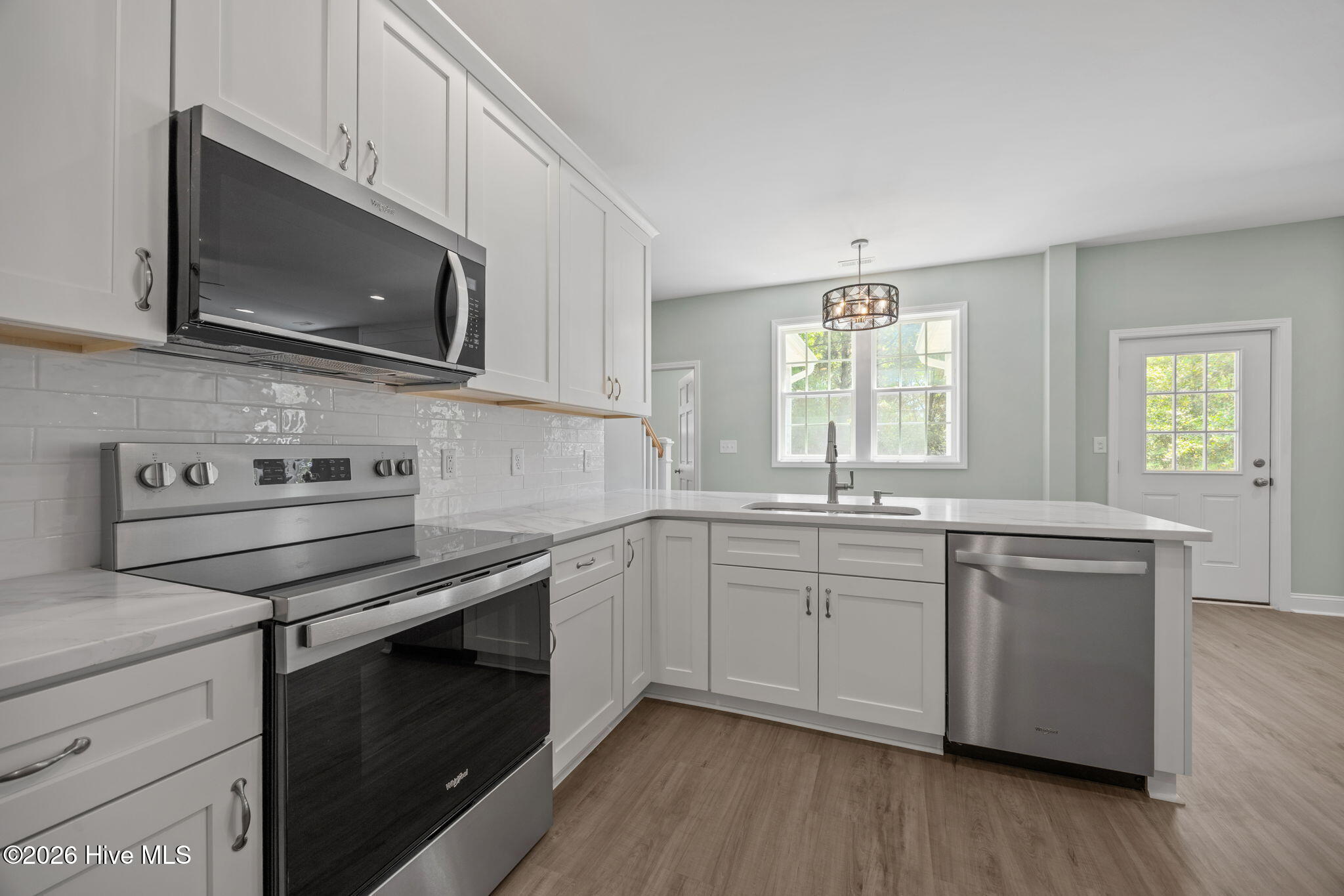 100568646 | Photo 11