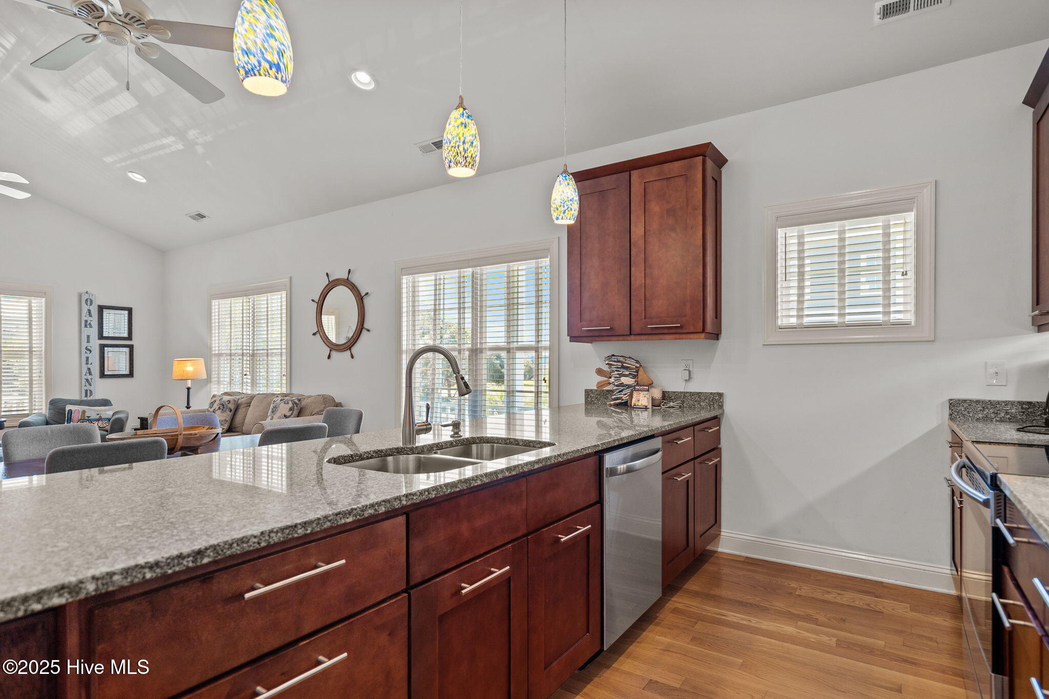 100537497 | Photo 18