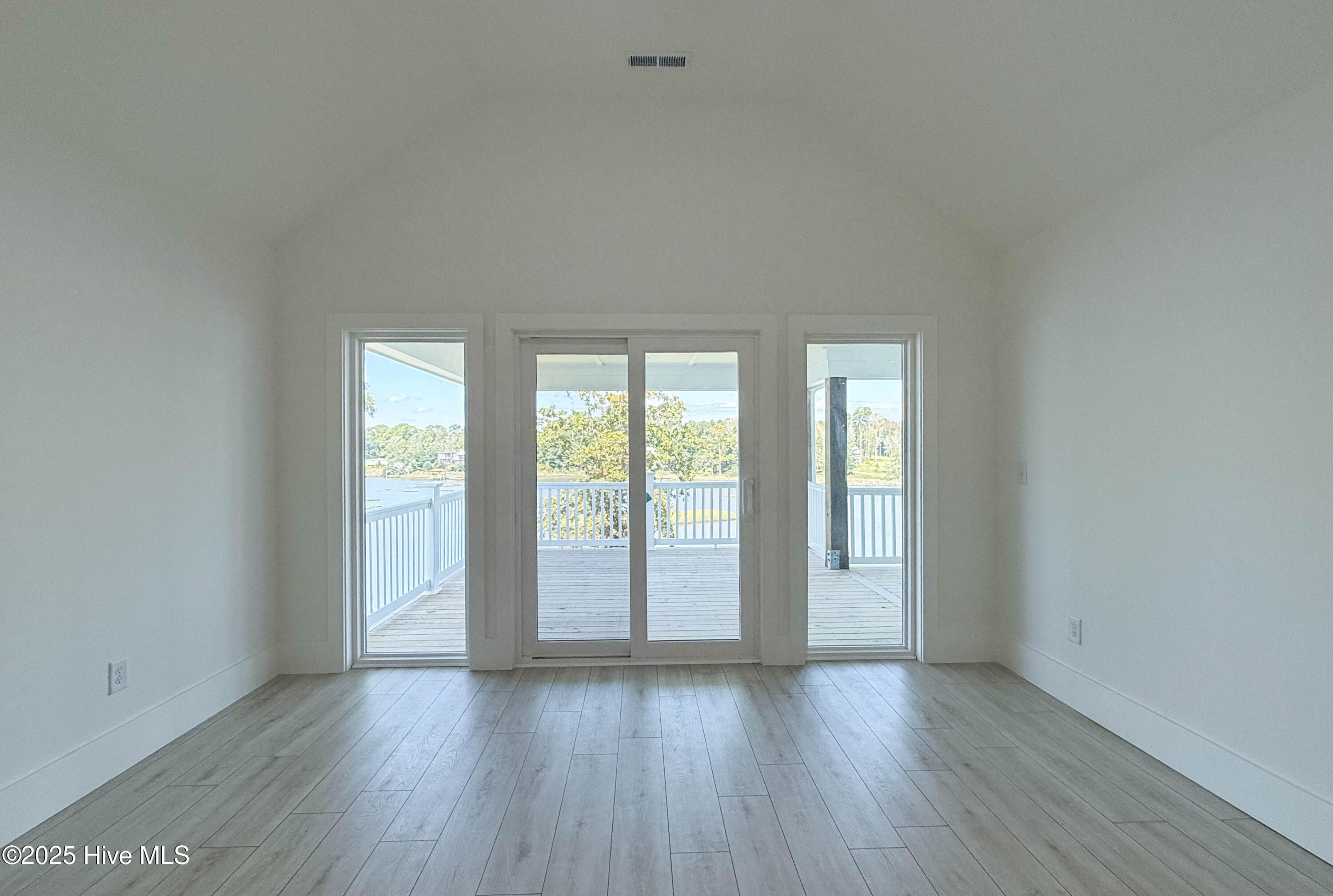 100539536 | Photo 92