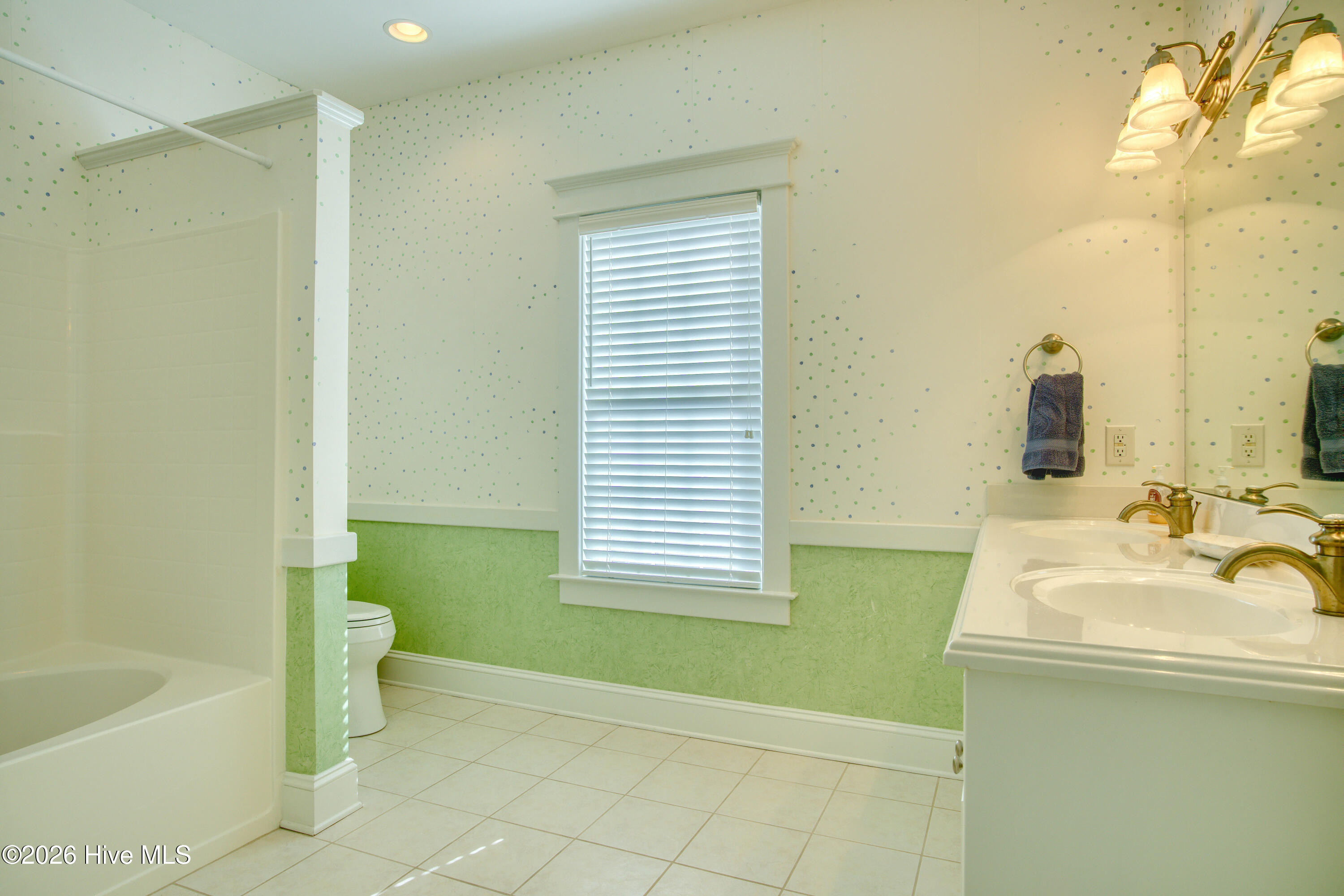 100549111 | Photo 51