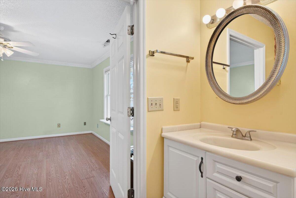 100549937 | Photo 25