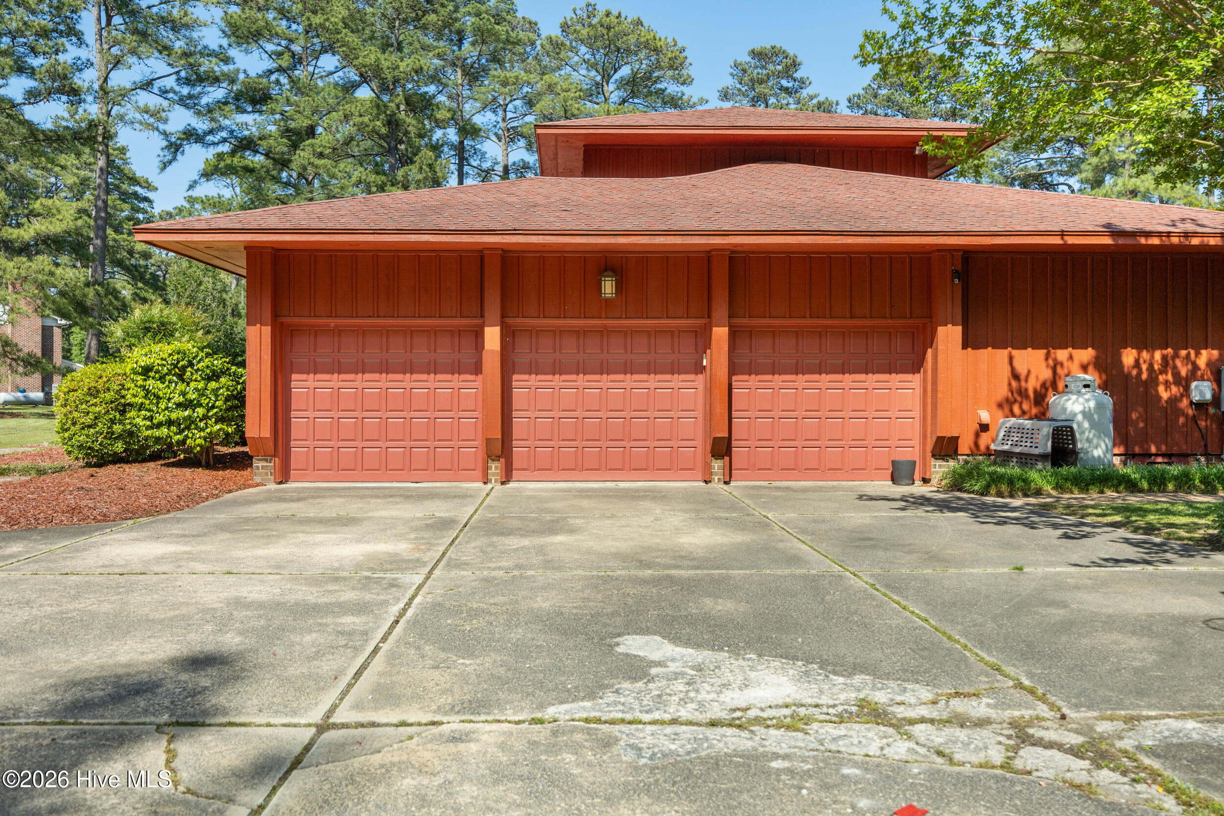 043 ccd 260504 ext garage doors
