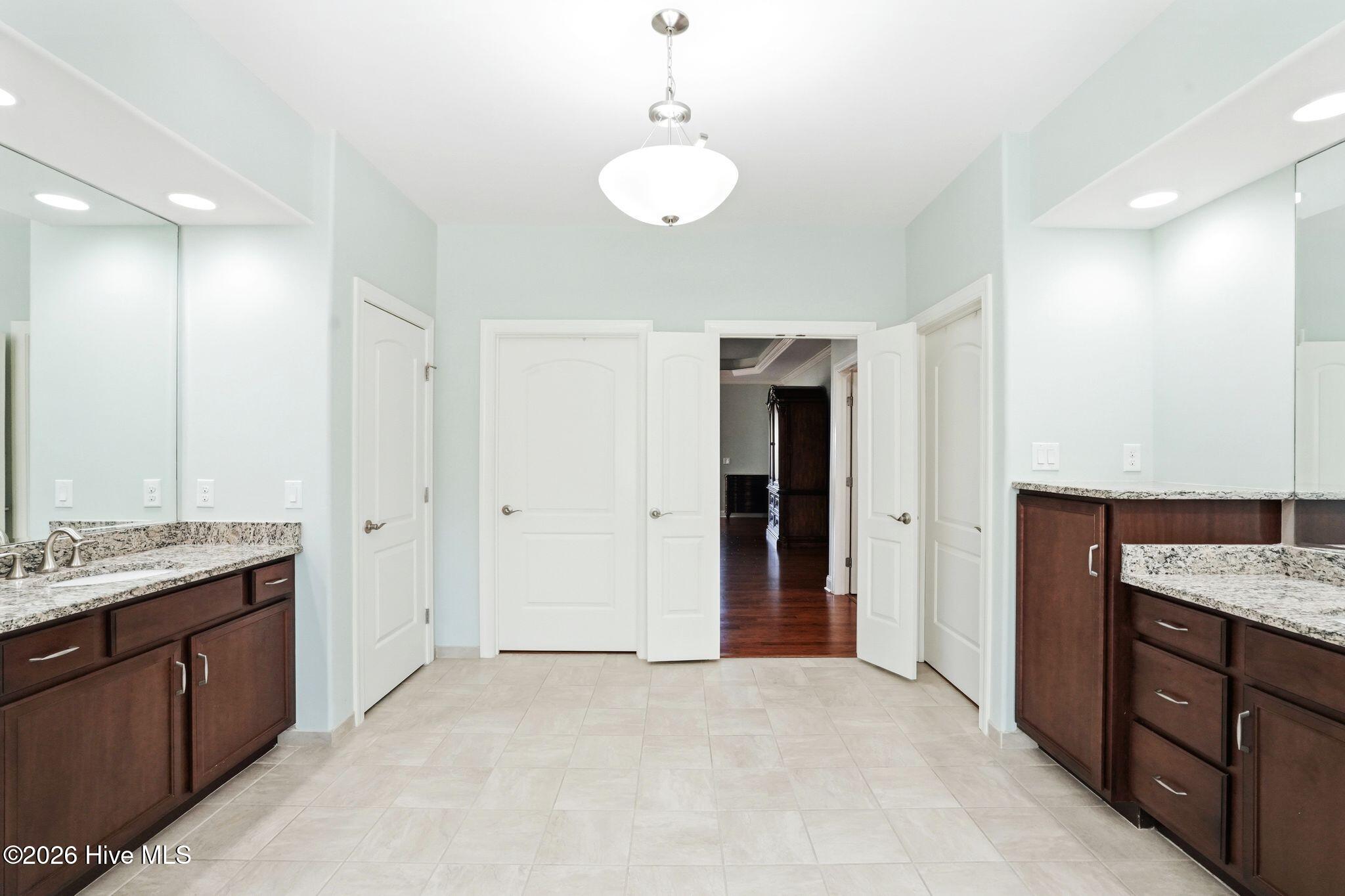 100565235 | Photo 38