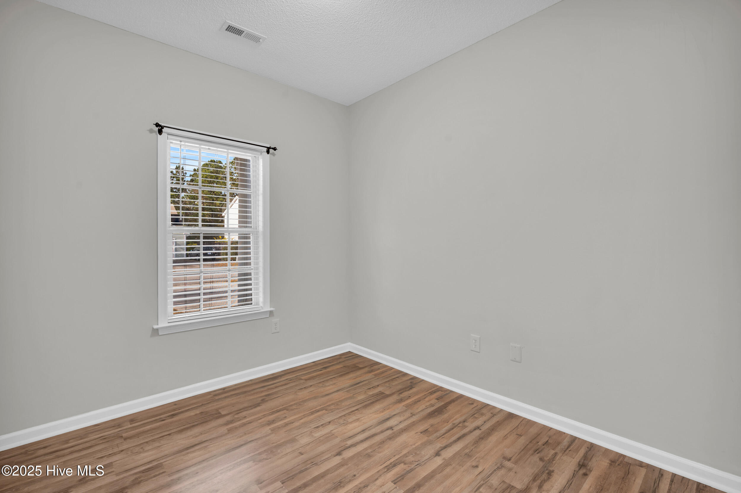 100545290 | Photo 10