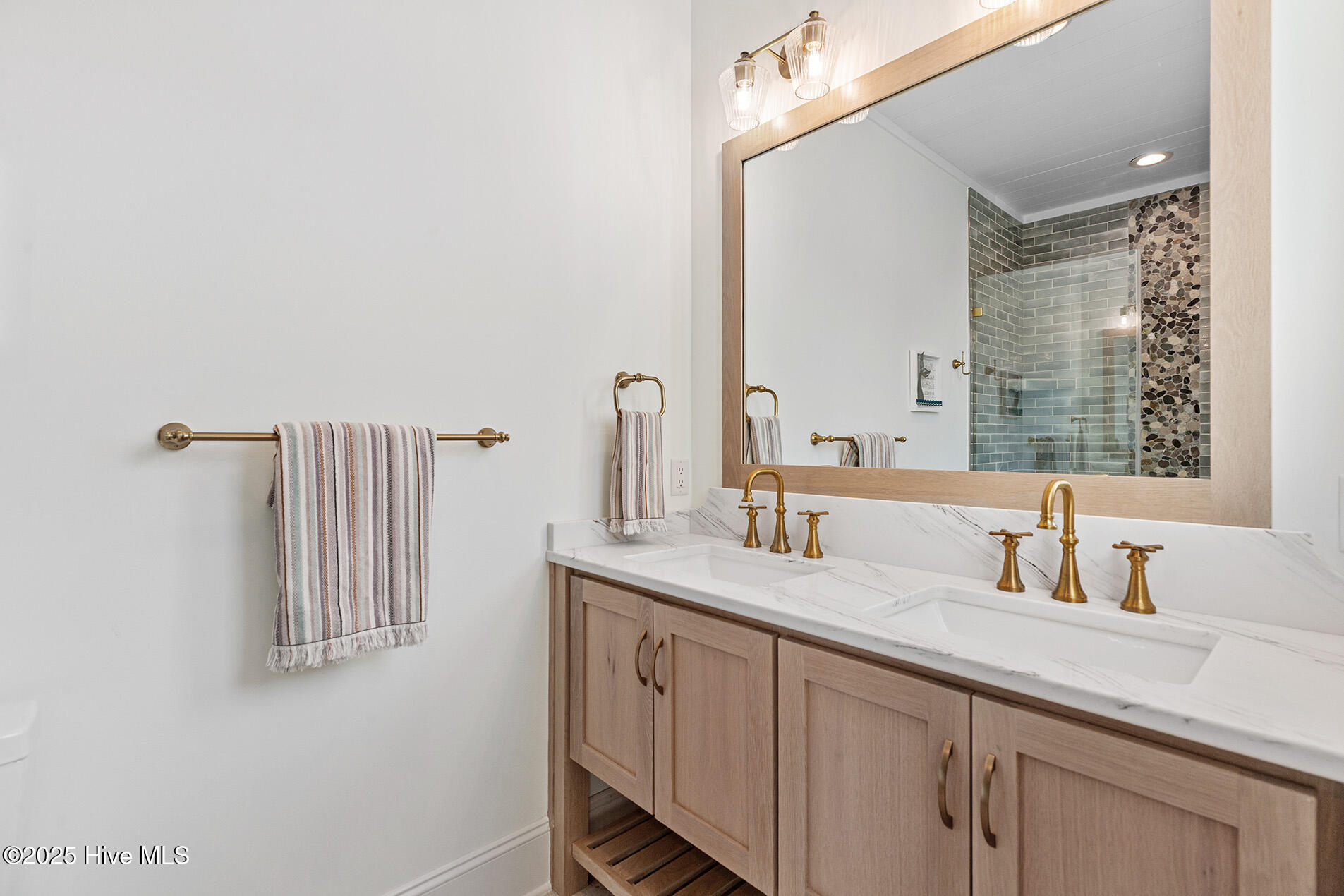 100540813 | Photo 40