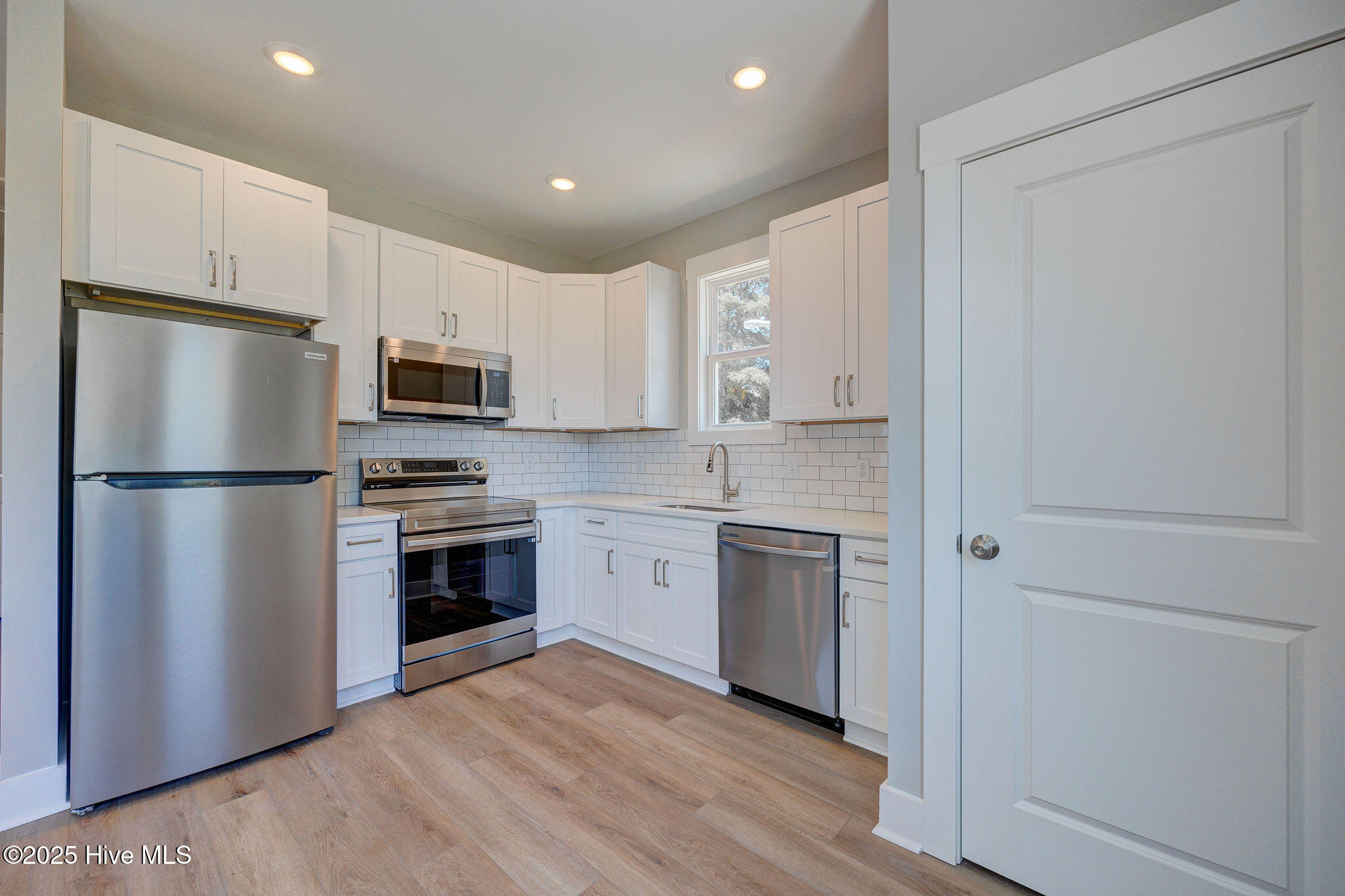 100527296 | Photo 32