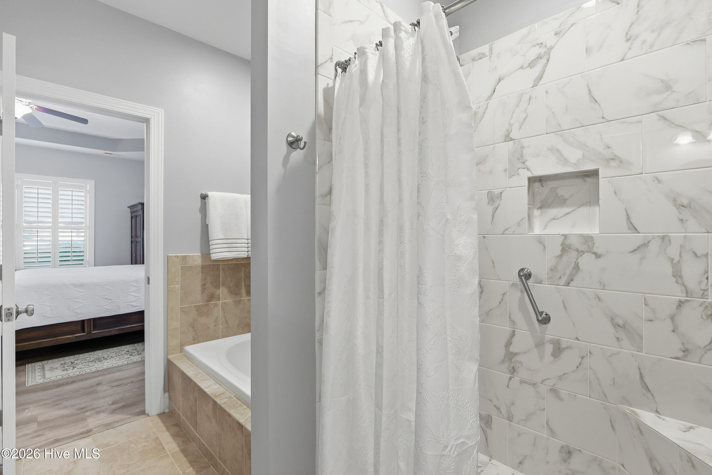 100566740 | Photo 25