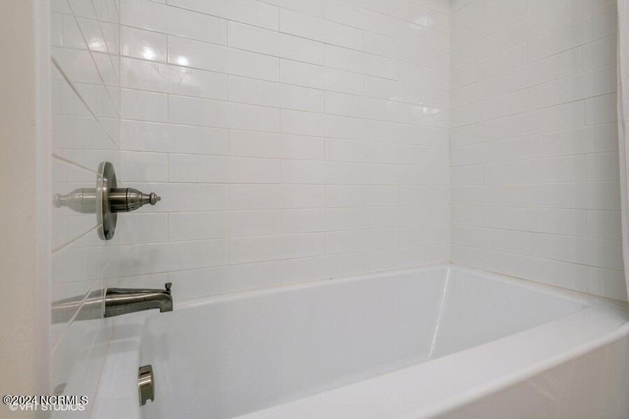 18_302PineviewDr_2033_Small