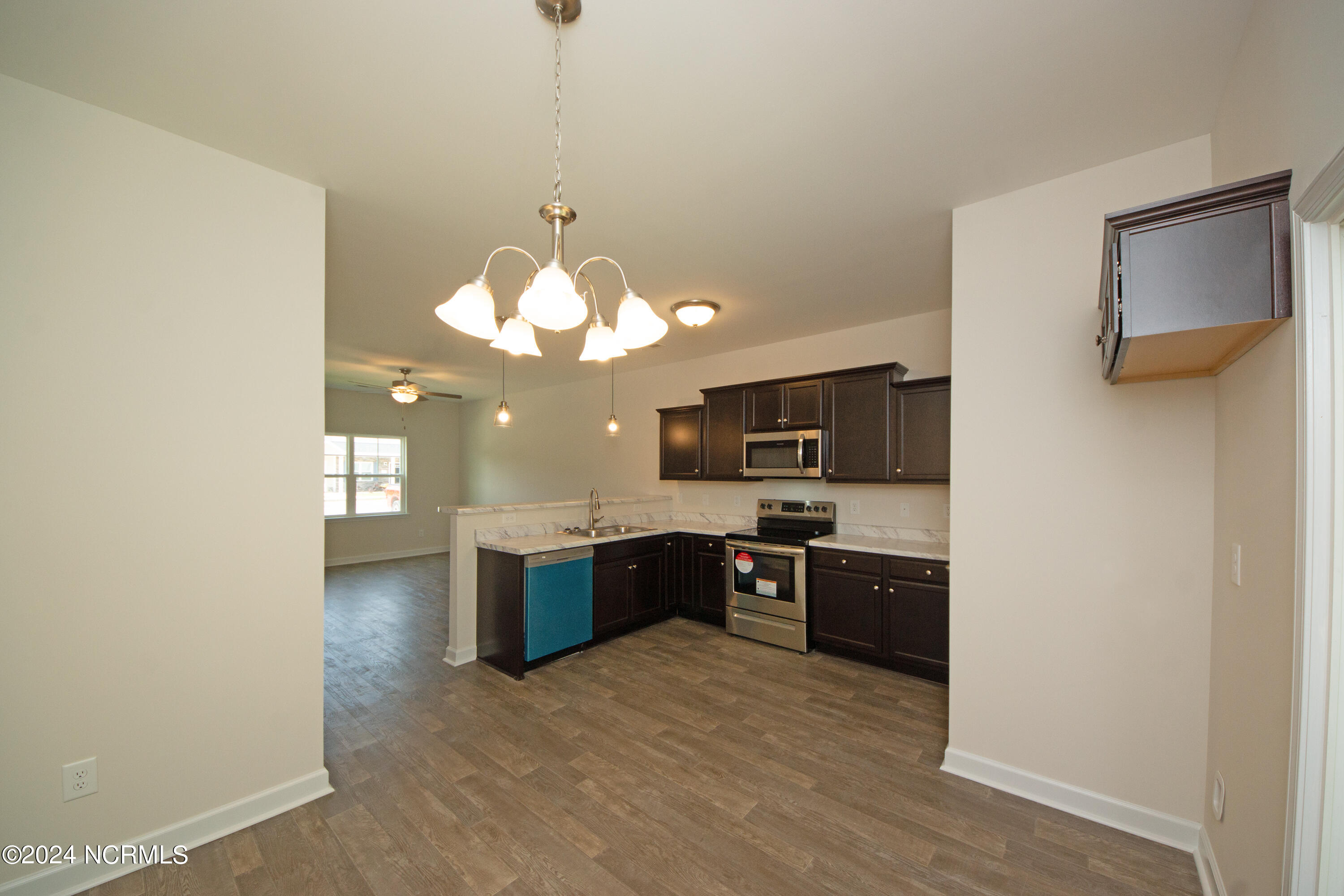 100561401 | Photo 14