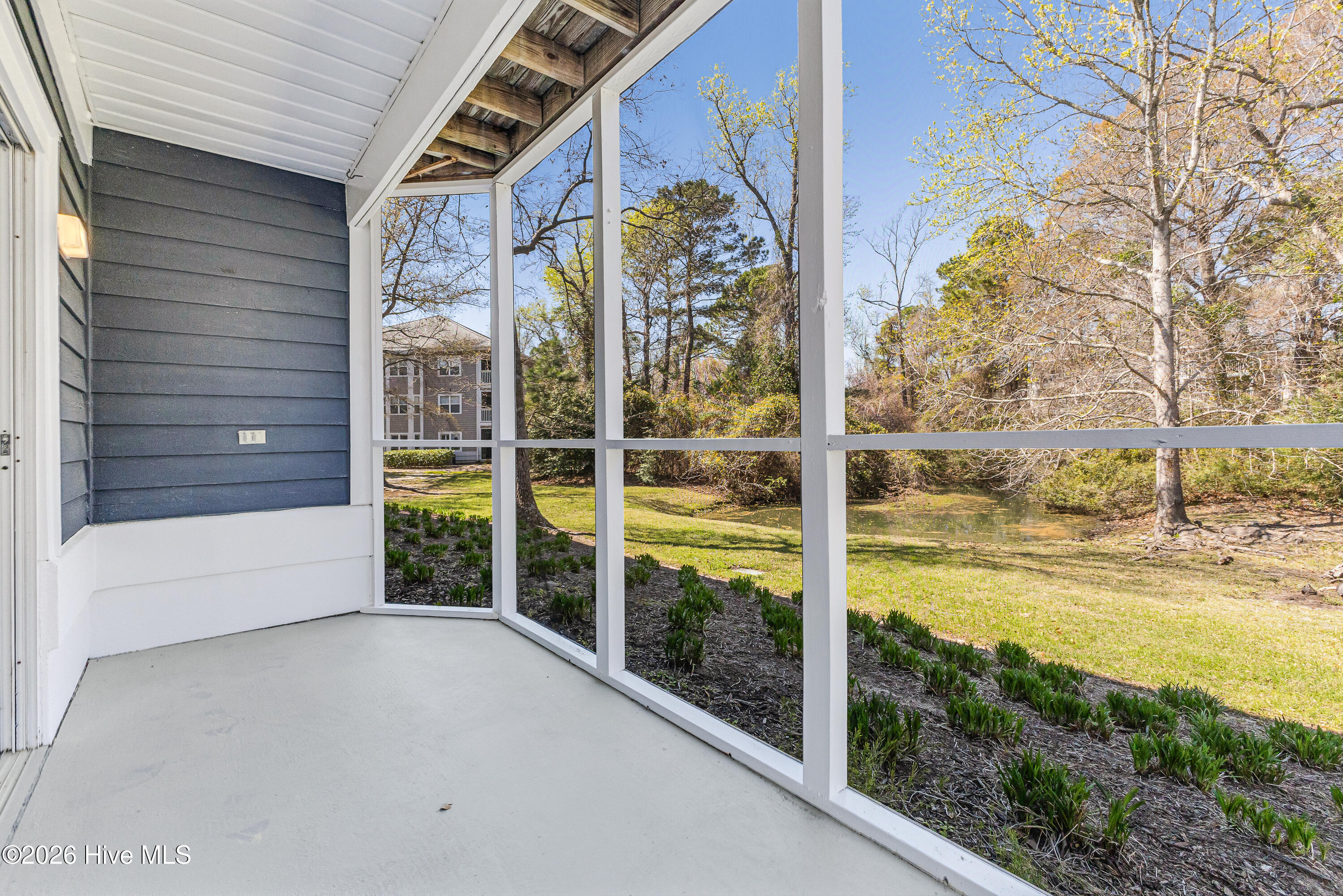 100562501 | Photo 44