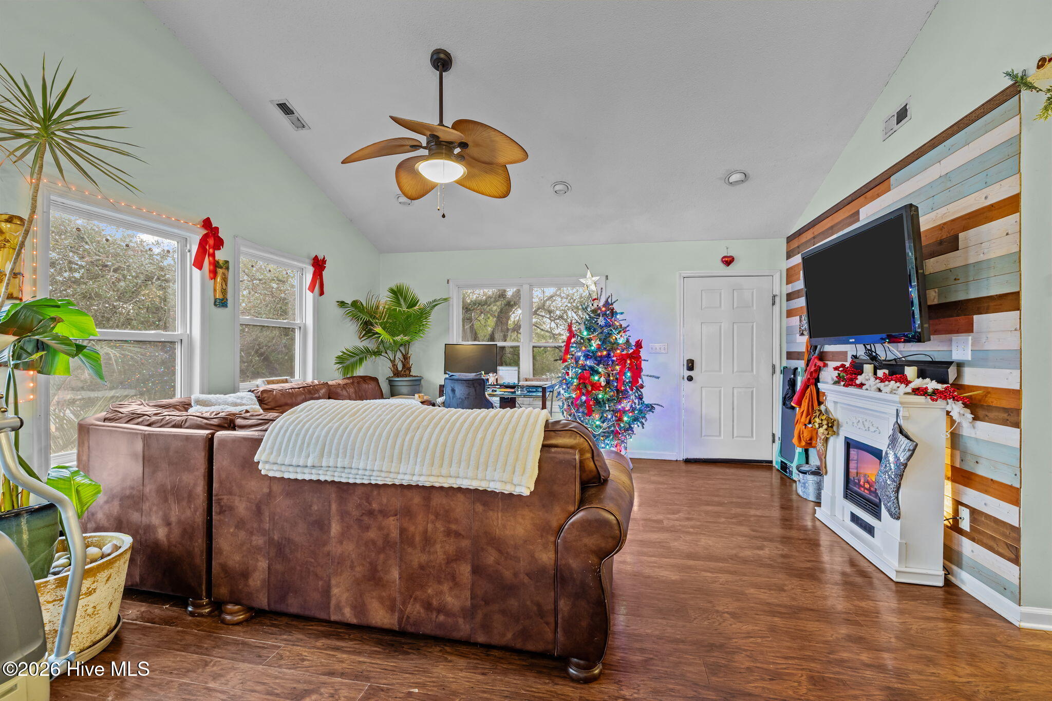 100545721 | Photo 16