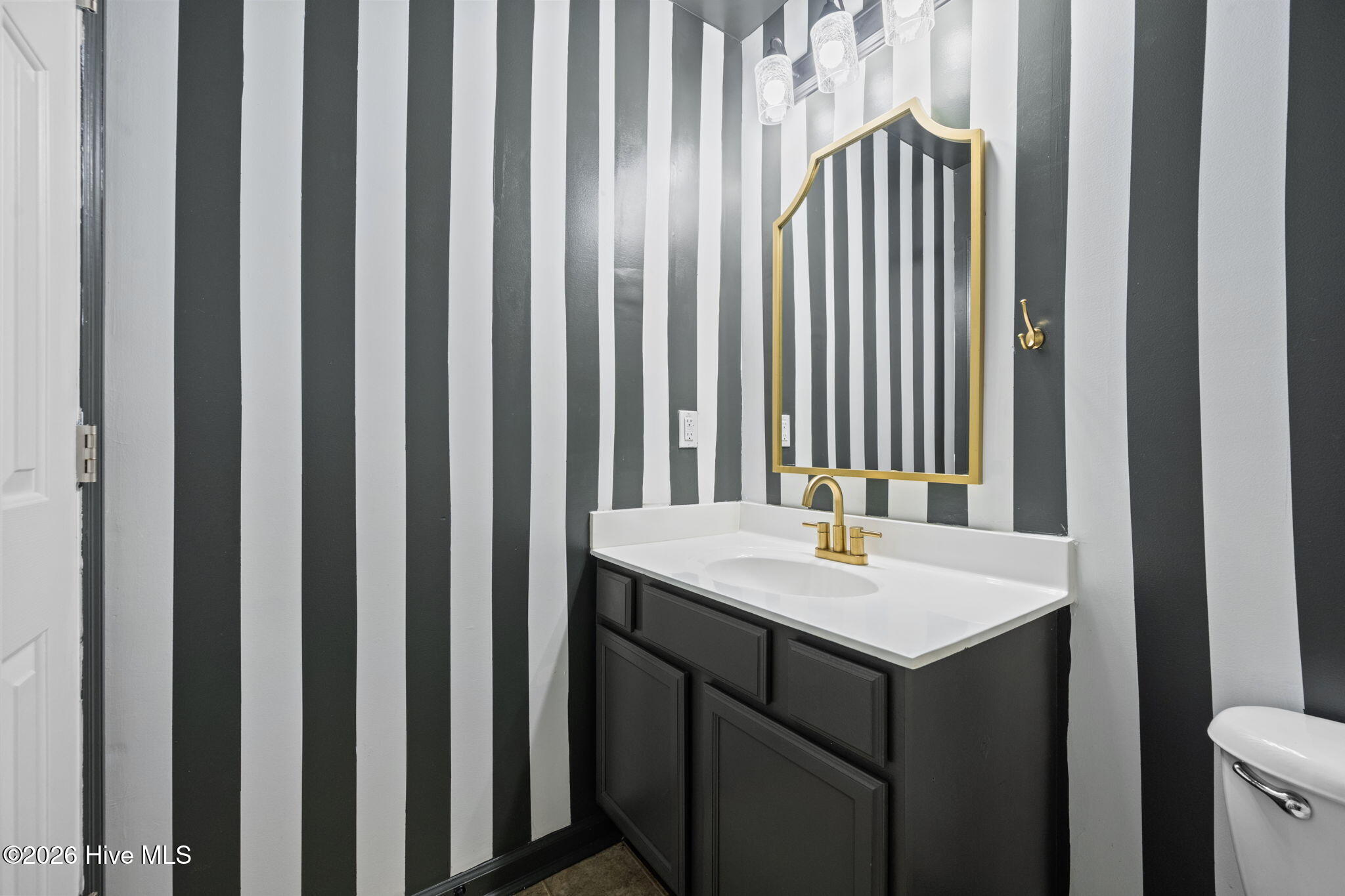 100565061 | Photo 38