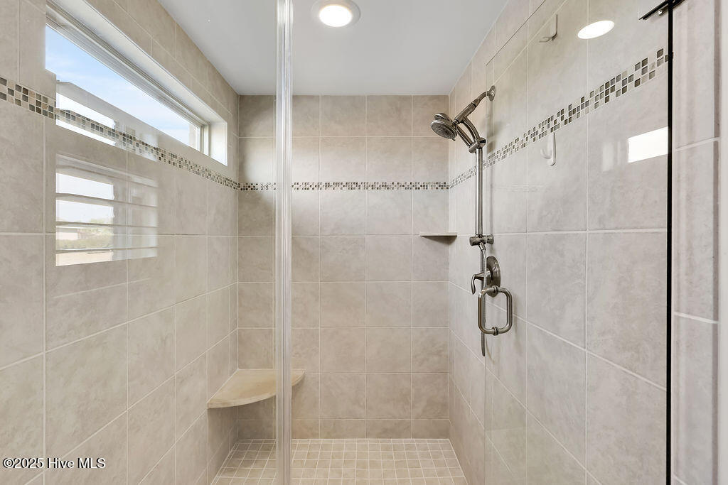 100544404 | Photo 36