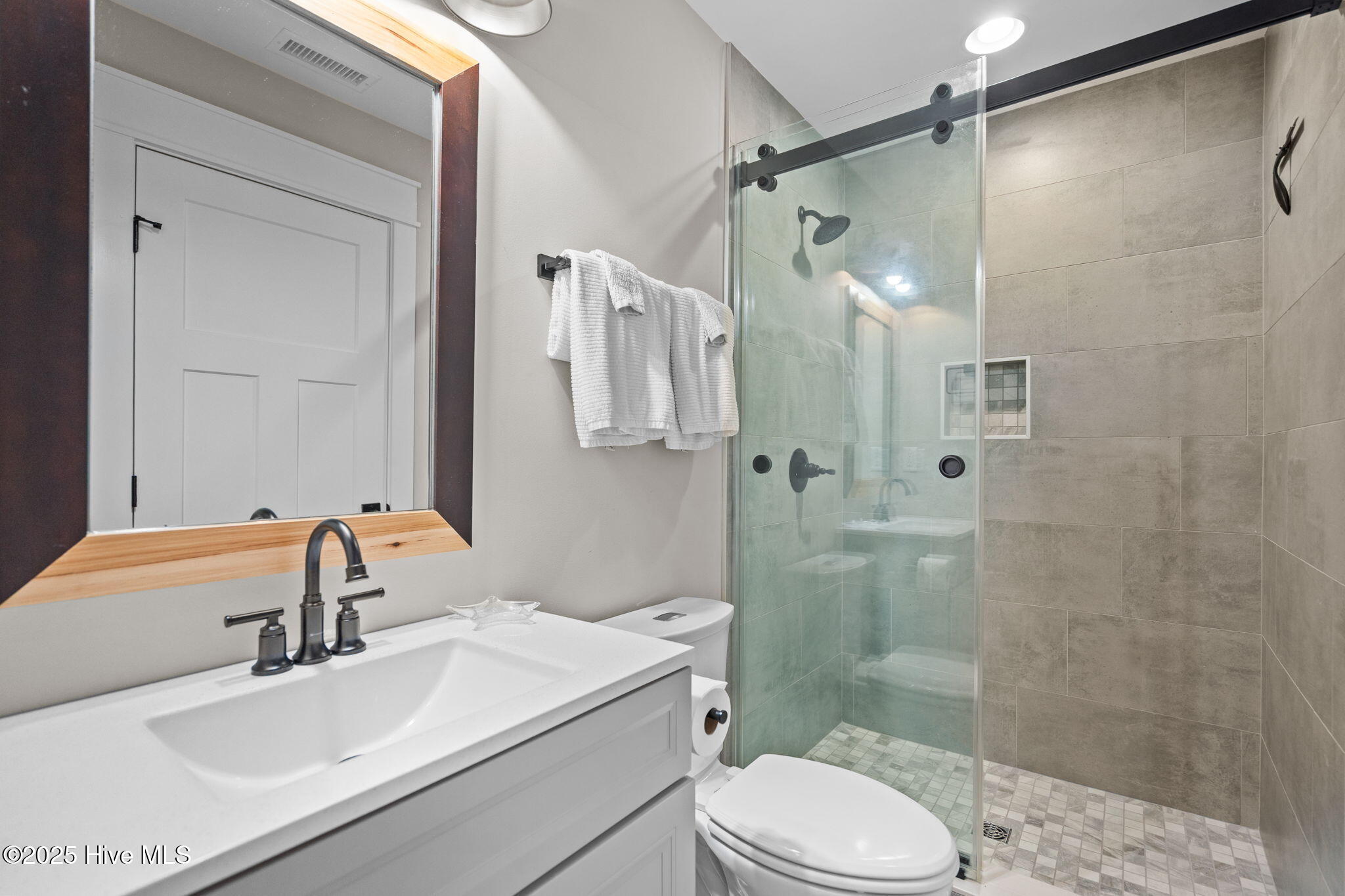 100538027 | Photo 33