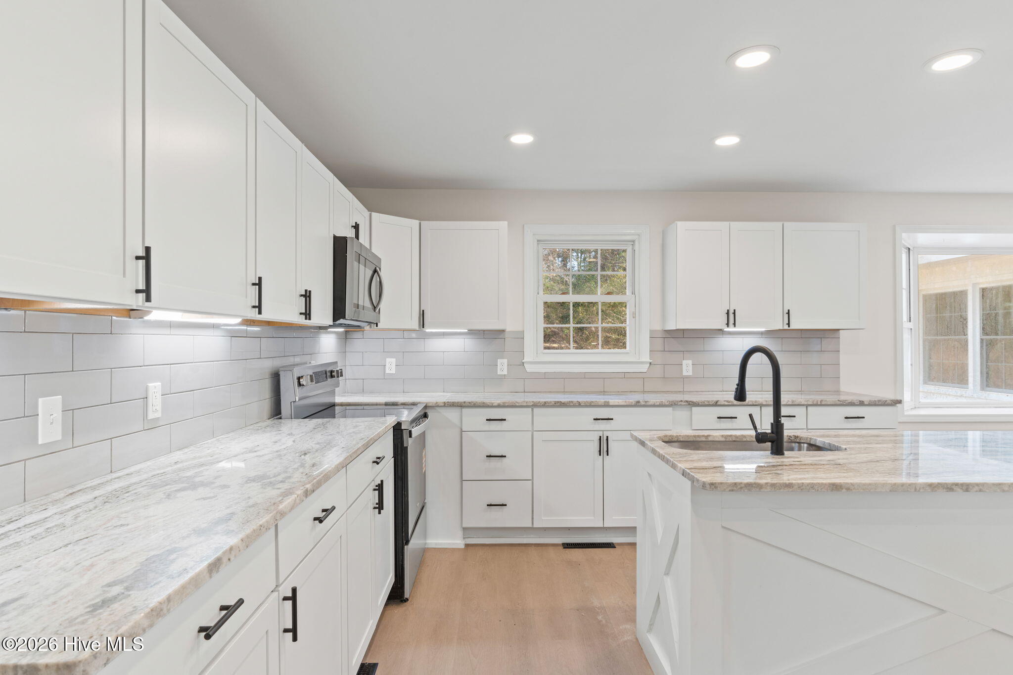 100548429 | Photo 33