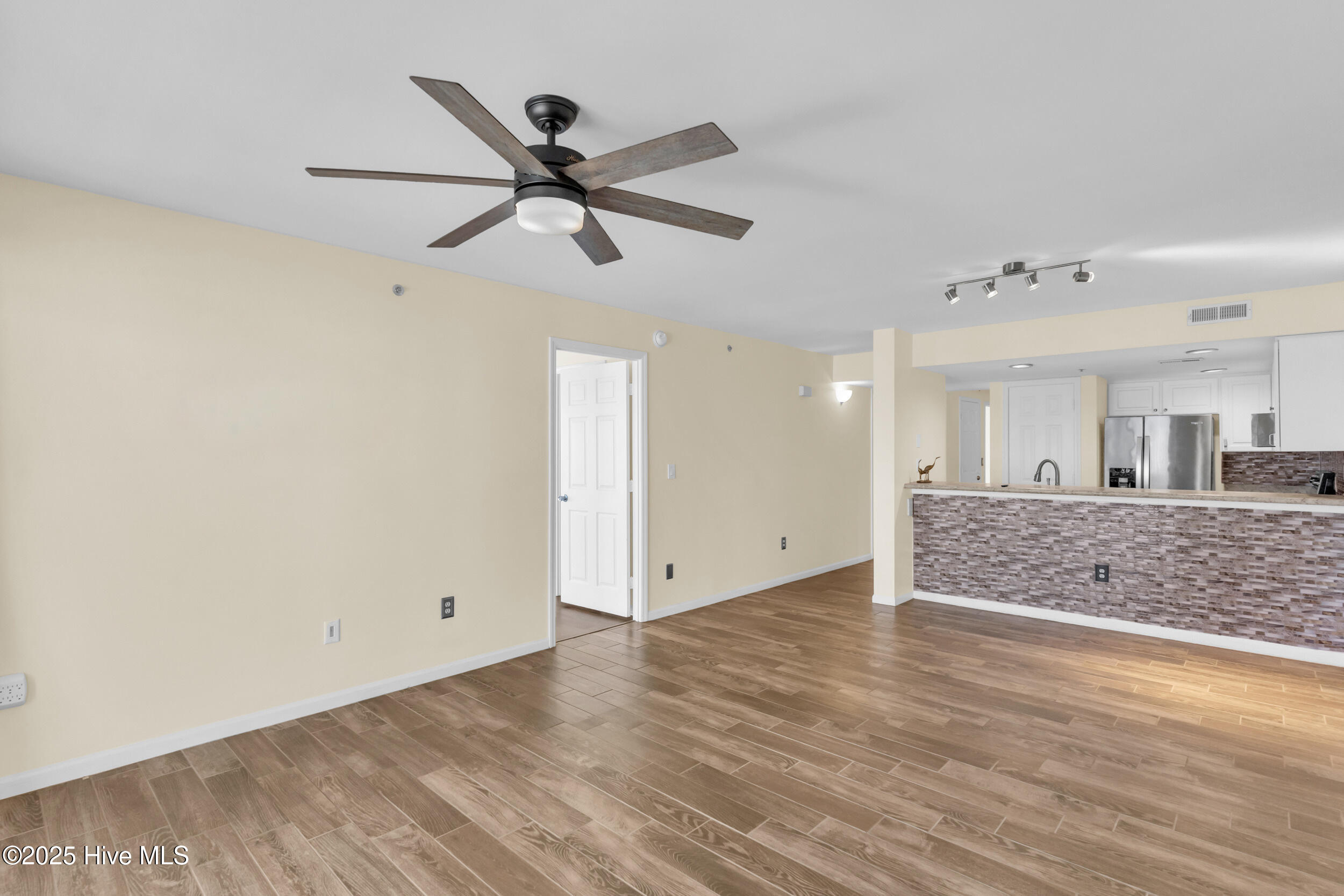 100541265 | Photo 12