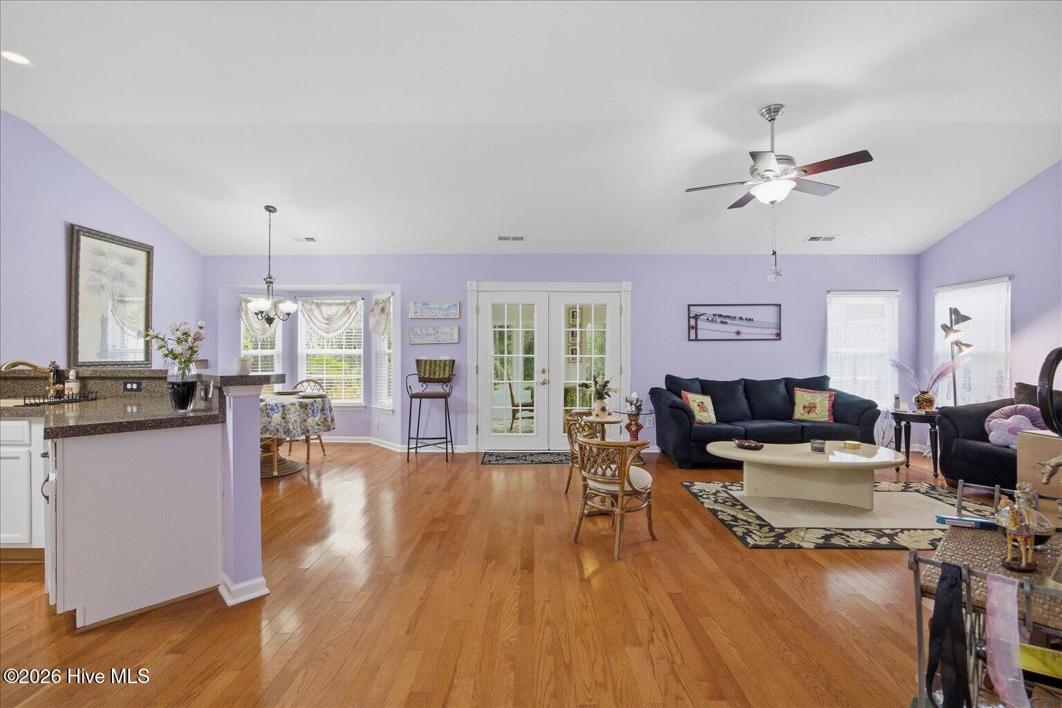 100560390 | Photo 10