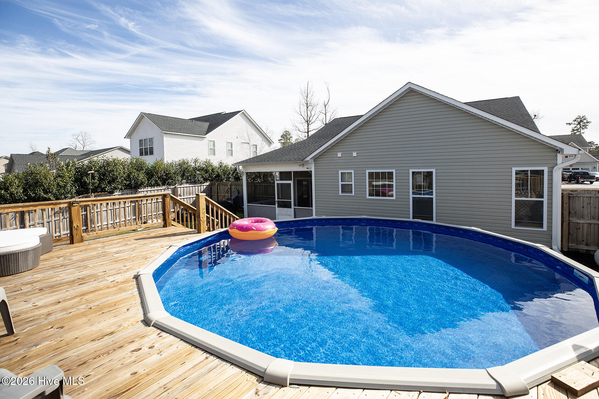 100550596 | Photo 42