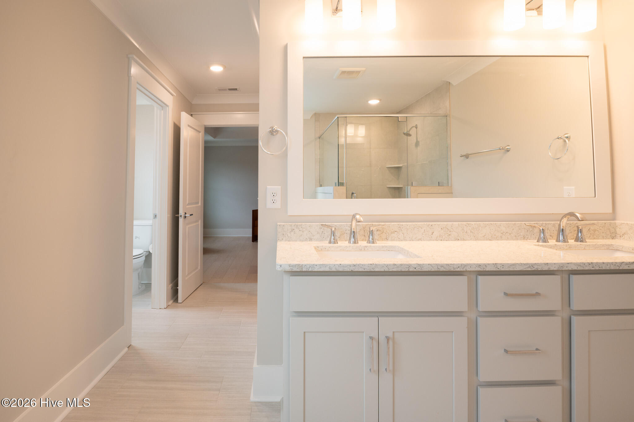 100564626 | Photo 11