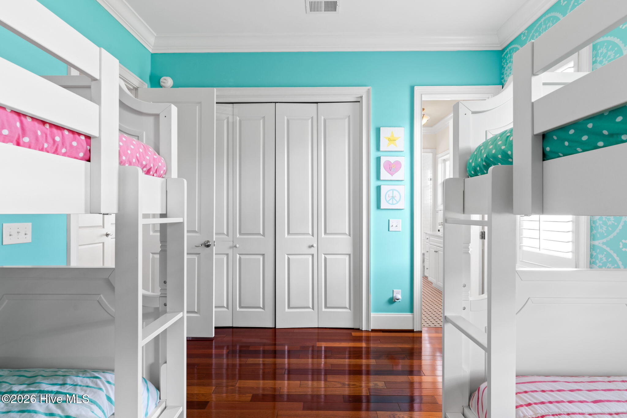 100554709 | Photo 77